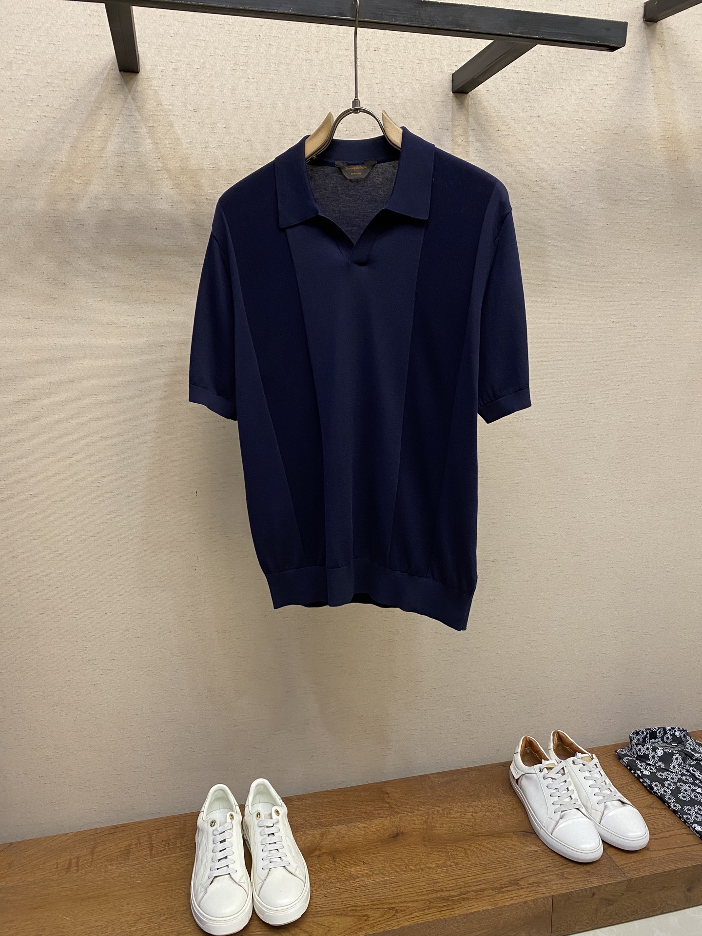 NO:149286,Zzegna, texture tissue texture presents!  Summer Preferred 18-pin ultra-thin summer model!  The top of the seagull collar design is very old and delicious!  The three-dimensional needle tissue of the large placket is straight down from the shoulder thread bottom. Different lights show a vague sense of stripes. When you look up close, you only have different colors of different colors with light and dark intertwined. The delicate texture is thin, dense and impenetrable!  Use 3 strands of 120 mercerated long velvet cotton yarn with gold nano dyeing process!  Environmentally friendly color, does not destroy the yarn scale tissue, retains the ultimate comfort, material, mercerized cotton, size M-3xl, color mint green, navy blue, white,,alexander wang19860909Zzegna,质感组织纹路呈现！夏季优选 18针超薄夏季款！海鸥领设计上身非常老钱有品味 ！大门襟立体针组织 从肩直落螺纹底 不同光线下呈现出隐约条纹感 近看只是纹路不同的色彩明暗交错 细腻质感 薄 密而不透 ！采用3股120支丝光长绒棉纱线 金纳米染色工艺 ！环保固色 不破坏纱线毛鳞组织 保留极致舒适感、 材质 丝光长绒棉 尺码M-3xl 颜色薄荷绿 藏青 白色,,alexander wang,Men's clothing