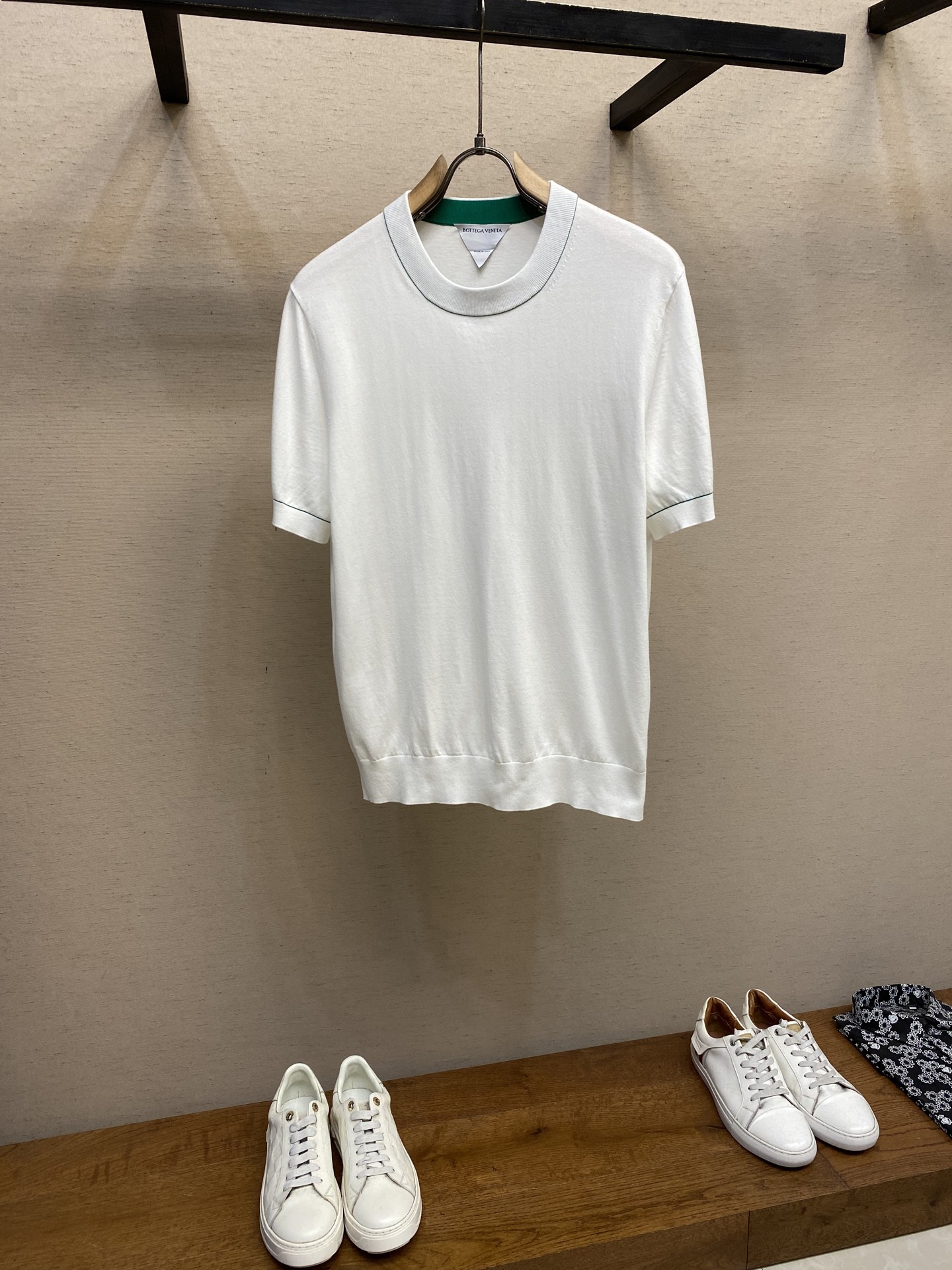 NO:149093,BV, super comfortable experience BV same style contrasting round neck sweater The comfortable body feels far beyond the T-shirt. The base can be worn in all seasons. It uses 100 4-strand Egyptian cotton, high-quality long wool cotton from Egypt, soft and breathable 16-needle delicate and flat stitches, BV green classic contrasting color design. The neckline The cuffs are contrasting stitching. It is very natural. It is woven directly. It is neat and lacks the sense of design. Material mercerated long wool cotton Size M-3xl Color black white, bottega veneta,tees, t-shirt, alexander wang19860909BV、超舒适体验 Bv同款 撞色圆领针织衫 针织衫舒适体感远超T恤 打底单穿四季可搭 采用100支4股埃及棉,源自埃及的优质长绒棉,柔软透气16针细腻平整的针脚,BV绿经典撞色设计 领口 袖口采用缝线撞色 很自然线条 直接织出来 工工整整反而缺少设计感 材质丝光长绒棉 尺码M-3xl 颜色黑色 白色,,bottega veneta,tees，t-shirt,alexander wang,Men's clothing