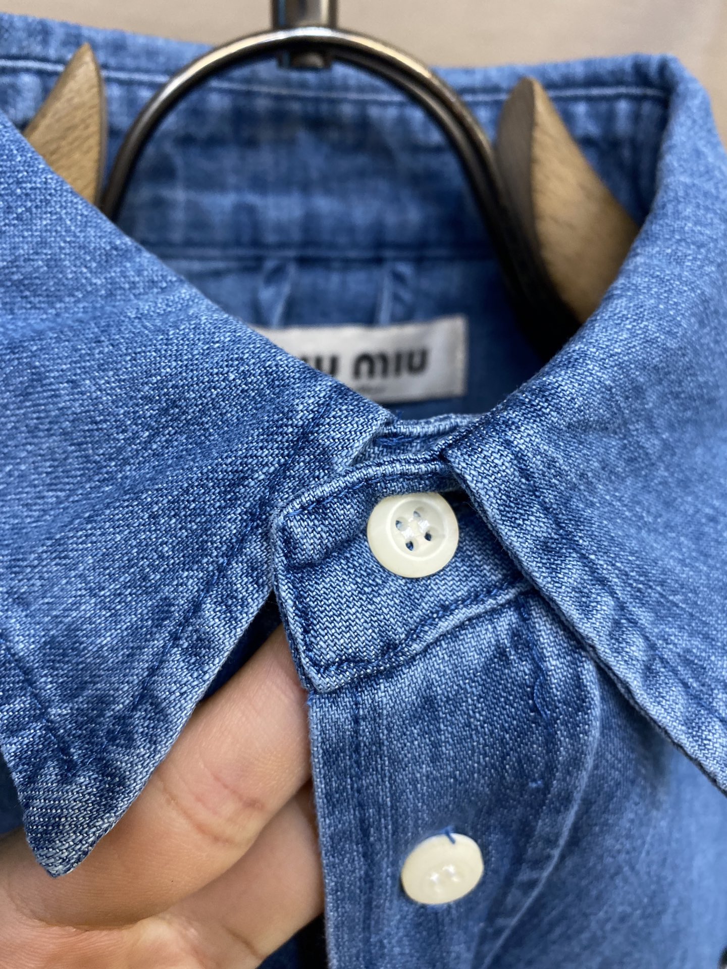 Miu Miu 25 Spring/Summer New Cowboy Shirt in Deep Blue Calcium Cloth - 图片 5