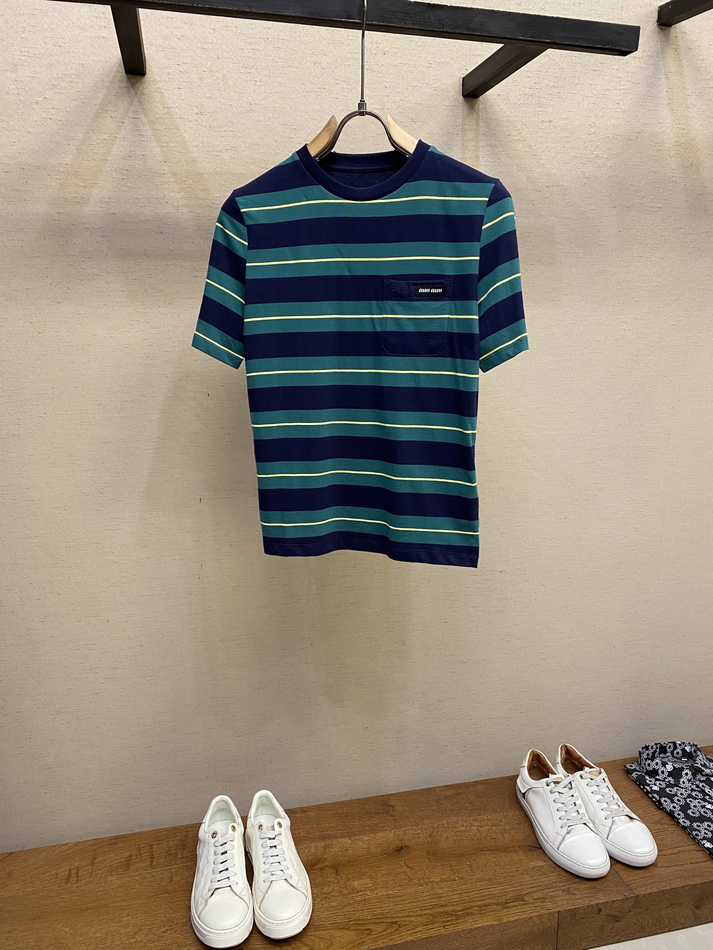 NO:152430,Miu Miu Spring and Summer 25 Letter Logo Stripe Short-sleeved T-shirt Stripe Craft Each yarn is dyed before weaving, ensuring that the stripes are long-lasting and saturated, not fading or falling off. The stripes are arranged uniformly and clearly, and the lines are neatly arranged, and they are still energetic after wearing them for a long time. ~ The logo patch on the chest, the favorite with details, and the retro college style is full. The slim cut is not too tight, neat and has a sense of line, and it is not picky about people in shape, and it is easy to show your youthful vitality. Size S, M, L,,miumiu, T-shirt,tees, t-shirt,alexander wang19860909Miu Miu 25春夏 字母徽标条纹短袖T恤 条纹工艺 每根纱线在织布前就已染色,确保条纹色彩持久饱和、不褪色、不脱落. 条纹排列均匀清晰,走线整齐,穿久洗多也依旧精神 ～ 胸前徽标贴布,细节控最爱,搭配经典条纹,复古学院风拉满. 修身剪裁不过分紧身,利落有线条感,修饰身形也不挑人,轻松展现你的青春活力. 尺码S,M,L,,miumiu,T-shirt,tees，t-shirt,alexander wang,Men's clothing