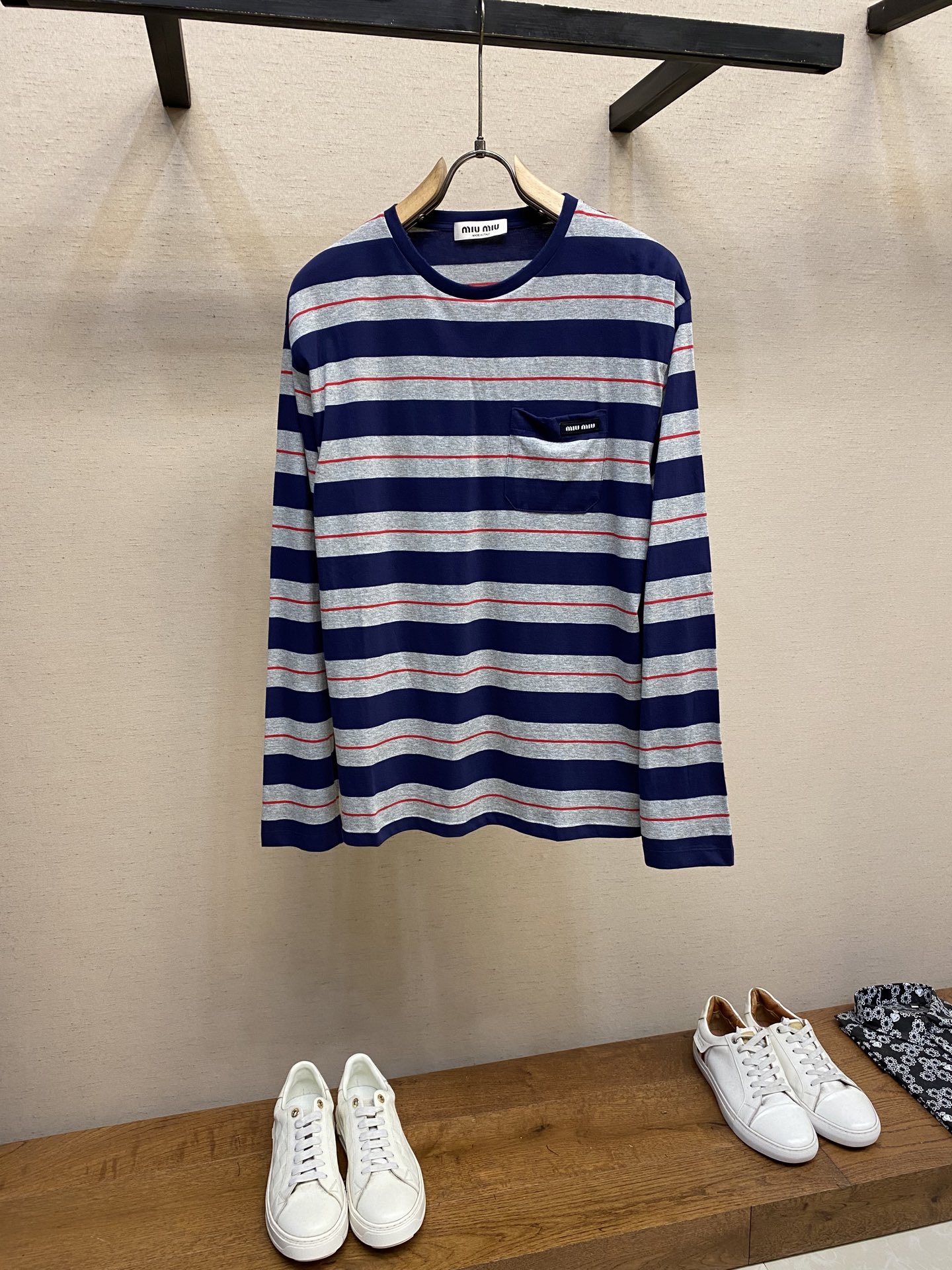 NO:152435,Miu Miu 25 new cotton striped long-sleeved T-shirt This cotton knitted T-shirt is decorated with multi-color striped patterns, brand logo patches on the chest, ribbed round neck collar, casual items Recommended for purchase Size S, M, L,, miumiu,tees, t-shirt, alexander wang19860909Miu Miu 25新品棉质条纹长袖T恤 这款棉质针织T恤饰有多色条纹图案 胸口饰有品牌标识徽标贴饰 罗纹圆领领口 休闲单品 推荐入手 尺码S,M,L,,miumiu,tees，t-shirt,alexander wang,Men's clothing