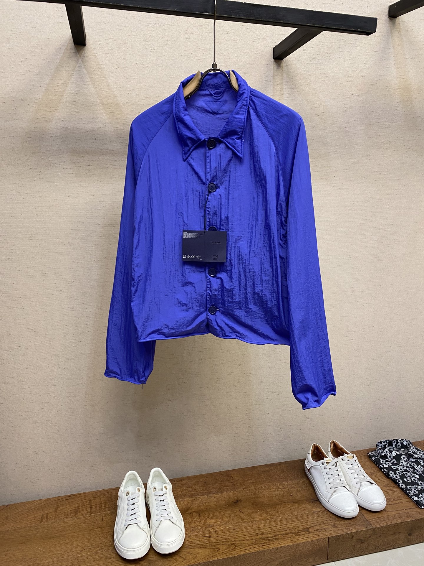 NO:152415,Prada, new sunscreen jacket, original fixed weaving Japanese Komatsu environmentally friendly high-minded nylon fabric, technology cold stacking treatment, the dress is shipped by domestic first-line OEM factories, perfect details. What you see inside the dress is consistent with ZP, all of which are high-minded edge locking technology, ultimate craftsmanship S, M, L,, prada, jackets & coats, alexander wang19860909Prada、新款防晒外套 原版定织日本小松环保高密尼龙面料,科技冷堆处理 整衣采用国内一线代工工厂出货,完美细节. 整衣内里所见之处与ZP一致,均为高密锁边工艺,极致工艺 尺码S,M,L,,prada,jackets & coats,alexander wang,Men's clothing