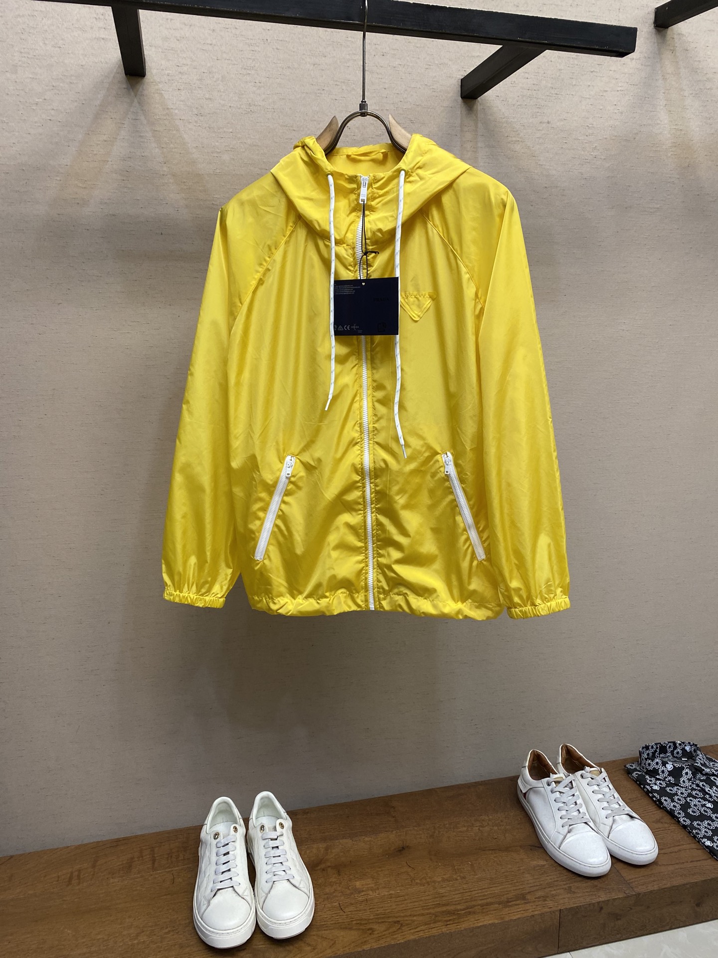 NO:152420,Prada, 25 spring and summer, lightweight recycled nylon rain jacket, new technology windproof, light and thin style, also good-looking as sunscreen clothes, classic triangle patch logo on the chest Size S, M, L,, prada, jackets & coats, alexander wang19860909Prada、25春夏 轻盈再生尼龙防雨夹克 新科技防风 轻盈薄款当防晒衣也好看,胸口经典三角形贴布徽标 尺码S,M,L,,prada,jackets & coats,alexander wang,Men's clothing