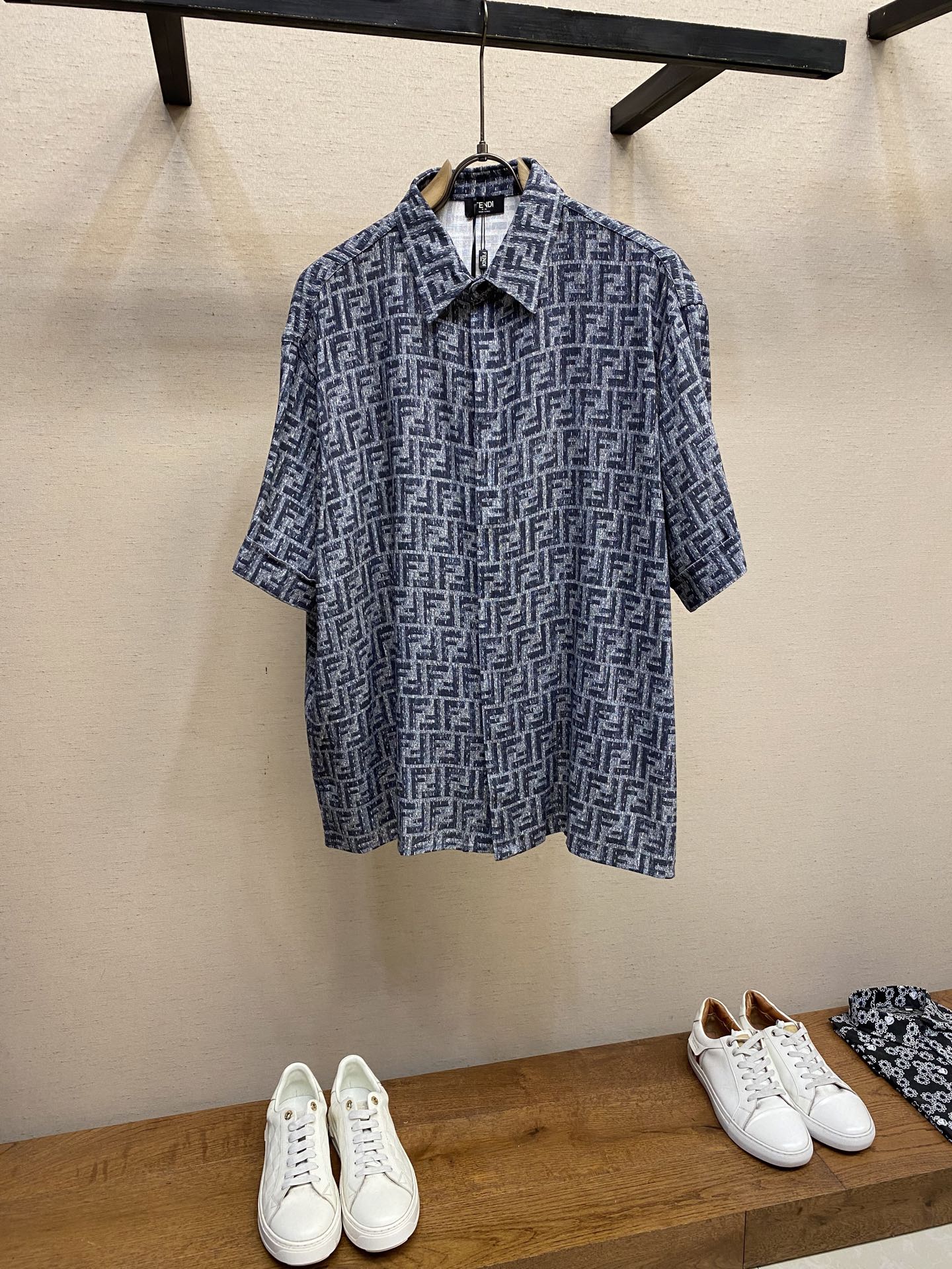 NO:152398,Fendi, 25SS blue bright line FF shirt, genuine 9000 purchase, linen blended bamboo joint 150g fabric, 70D lining cloth, direct spray of cloth, alignment cutter bed, customized 11 buttons, customized 11 tail bamboo, customized 11 trademark, loose version Size 38, 40, 42, 44,, fendi,shirts, alexander wang19860909Fendi,25SS蓝色明线FF衬衫 正品9000购入,亚麻混纺竹节150克面料,70D衬布,布匹直喷,对位裁床,定制11纽扣,定制11尾竹,定制11商标,宽松版型 尺码38,40,42,44,,fendi,shirts,alexander wang,Men's clothing