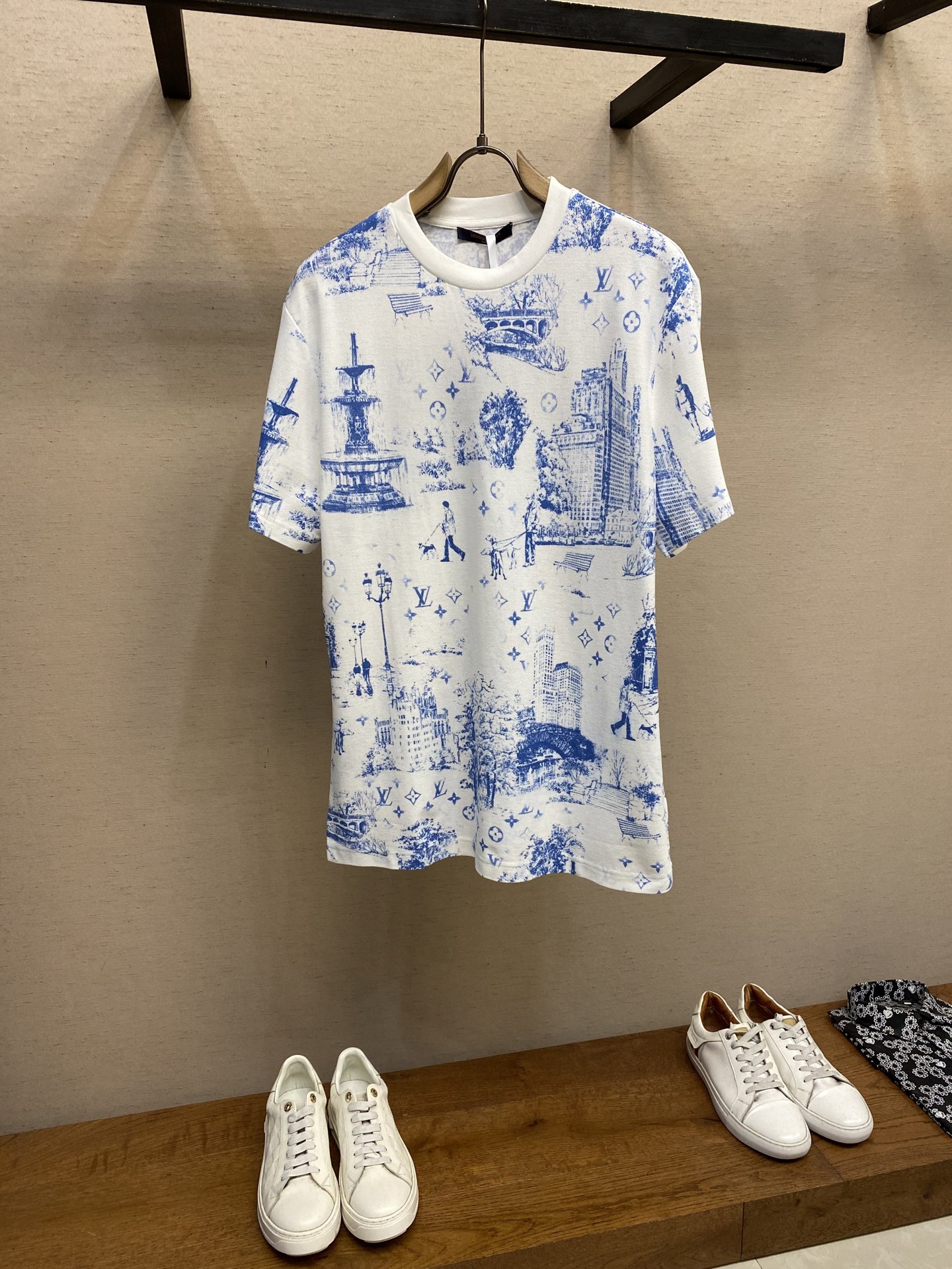 NO:152408,1V, dog walking print T-shirt The fabric is made of all-cotton single-sided beaded cloth, gram weight is 220g, the veil is made of 80s double strand   base yarn 60s single strand tight Sairo spinning yarn, large-scale fabric is ordered and dyed without fluorescent white semi-floating printing base cloth, 32s double yarn permanent horizontal loom rib, scan the Y-plate flower pattern positioning to make flower pattern, the matching cloth covers the paper sample and make square wool samples, the paint digital direct spray printing process, the finished cloth hand-cut cloth refers to the Y-plate to each position to take the same flower pattern. Size S-XL, tees, t-shirt, alexander wang198609091V、遛狗印花T恤 面料采用全棉单面珠地布,克重220g,面纱采用80s双股 底纱60s单股紧密赛络纺纱线,大货面料订染无荧光白色半漂印花底布,采用32s双纱恒横版织机罗纹,扫描Y版花型定位做花稿,匹布套纸样实样做方片毛样,涂料数码直喷印花工艺,成品布手工断布参照Y版每个位置取同等花型 . 尺码S-XL,,tees，t-shirt,alexander wang,Men's clothing