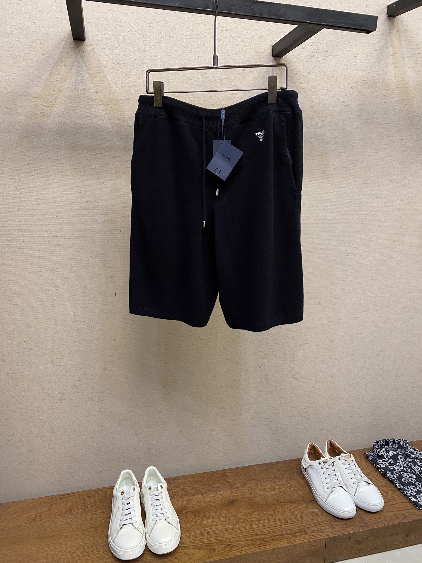 NO:152439,Prada, classic embroidered drawstring shorts, genuine 3239 purchase, 40 high-luxury fine cotton yarn, twill windbreaker material, using German Stoll 14 pins, imported embroidery, wool fermentation, custom 11 hanging bells, custom 11 trademarks, fitted version Size S-XL,, prada, shorts, alexander wang19860909Prada,经典刺绣抽绳短裤,正品3239购入,40支高奢精疏棉纱,斜纹风衣料,采用德国斯托尔14针,进口刺绣,毛料酵洗,定制11吊钟,定制11商标,合身版型 尺码S-XL,,prada,shorts,alexander wang,Men's clothing