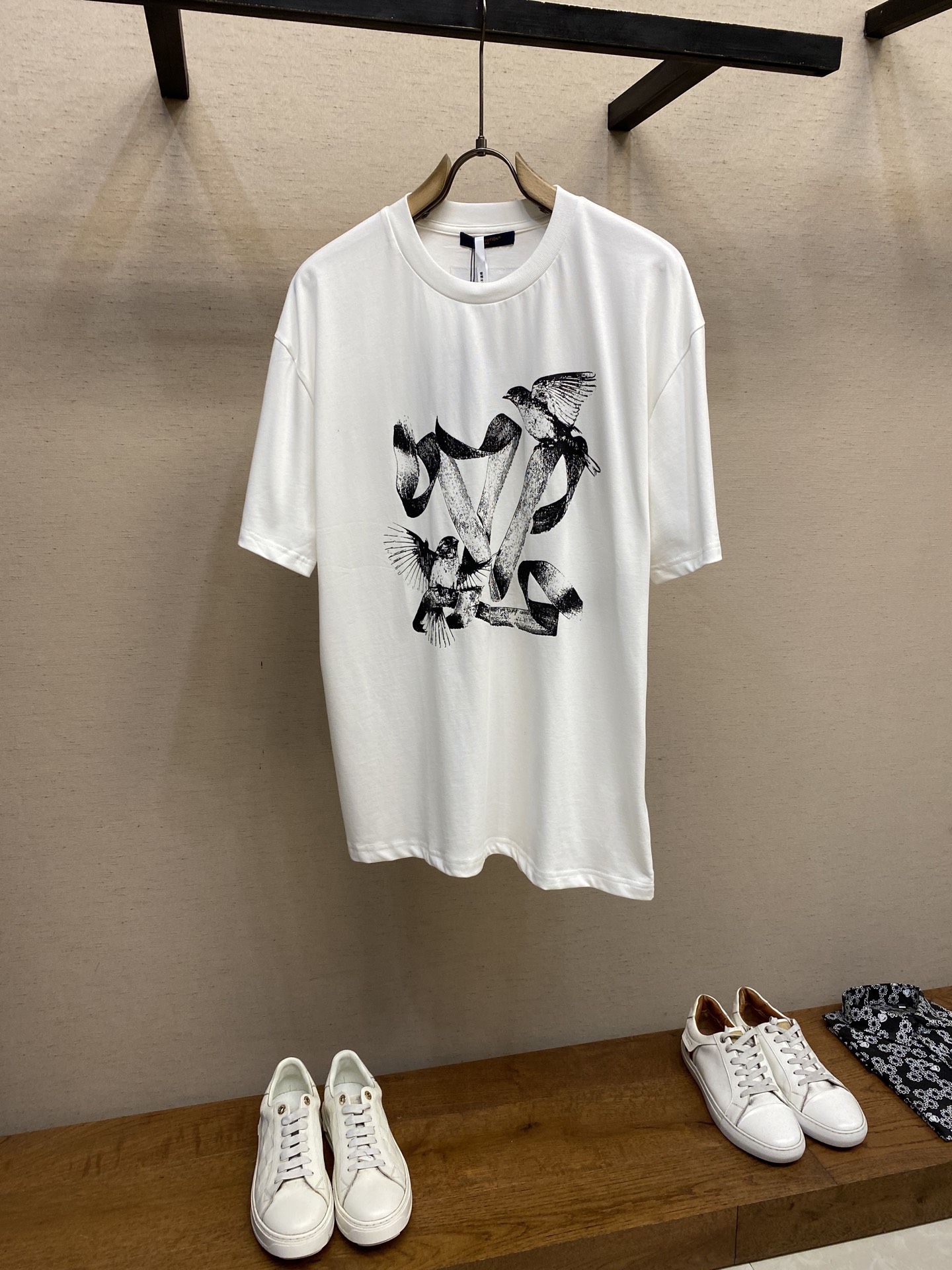 NO:152403,1V, LU white dove pattern printed short sleeves Original, 800 purchase, Sail cotton fabric, dot printing process, round neck shoulder-length style, full set of auxiliary materials equipped with #Double yarn Sail cotton fabric uses 32S double yarn Sail cotton, 230g; 32S double yarn thread, 300g. Sail cotton fluff is fine, it is a green fiber made of natural plants as raw material. It has excellent moisture absorption, smoothness and flowability, comfort, etc., and overcomes the defects of low strength of ordinary viscose fiber, especially low wet strength. Because the fluff is parallel and neat, it is not easy to wrinkle and not easily deform; it presents the unique glossy touch of velvet. #High-density dot printing technology  High-density dot printing combined with special-tune dot glue, the slurry is delicate and the mesh is good. The spot color dot printing is the most advantageous technology of thermosetting ink. The dot printing technology breaks through the traditional textile color block printing process. The printed images have rich layers, strong three-dimensionality, and the printing effect can be compared with digital printing. It has hiding power and can be finely printed; it feels super soft and has excellent washing fastness. #Shoulder-length round neck vertical layout design The shoulder-length vertical layout emphasizes the overall width of the shoulder, waist, and hem, and has the characteristics of simplicity and looseness. Original co-branded auxiliary materials, customized components of washing labels, and box logo inner card hanging label hanging particles. Size S-XL, T-shirt, alexander wang198609091V、LU白鸽图案印花短袖 原,800购买,赛尔棉面料、网点印花工艺、圆领齐肩版型、全套辅料配备 #双纱赛尔棉面料 采用32S双纱赛尔棉,230g；32S双纱螺纹,300g.赛尔棉绒毛细密,它是一种以天然植物为原材料的绿色纤维.具有优良的吸湿性、柔滑飘逸性、舒适性等,克服了普通粘胶纤维强力低,尤其是湿强低的缺陷.由于绒毛平行整齐,不易皱不易变形；呈现丝绒所特有的光泽触感. #高密度网点印花工艺 高密度网点印花结合特调网点胶浆,浆体细腻过网性好,专色网点印花是热固油墨最具优势的技术.网点印花技术突破了传统的纺织品色块印花工艺,印制的图像具有层次丰富、立体感强、印花效果可与数码印花相媲美.具有遮盖力同时又可以进行精细印刷；手感超柔软,洗水牢度优. #齐肩圆领垂直版型设计 齐肩垂直版型强调的是肩部、腰部、下摆宽度基本一致,具有简约、宽松的特点.原配联名辅料、定制成分洗水标、盒子logo内卡吊牌吊粒. 尺码S-XL,,T-shirt,alexander wang,Men's clothing