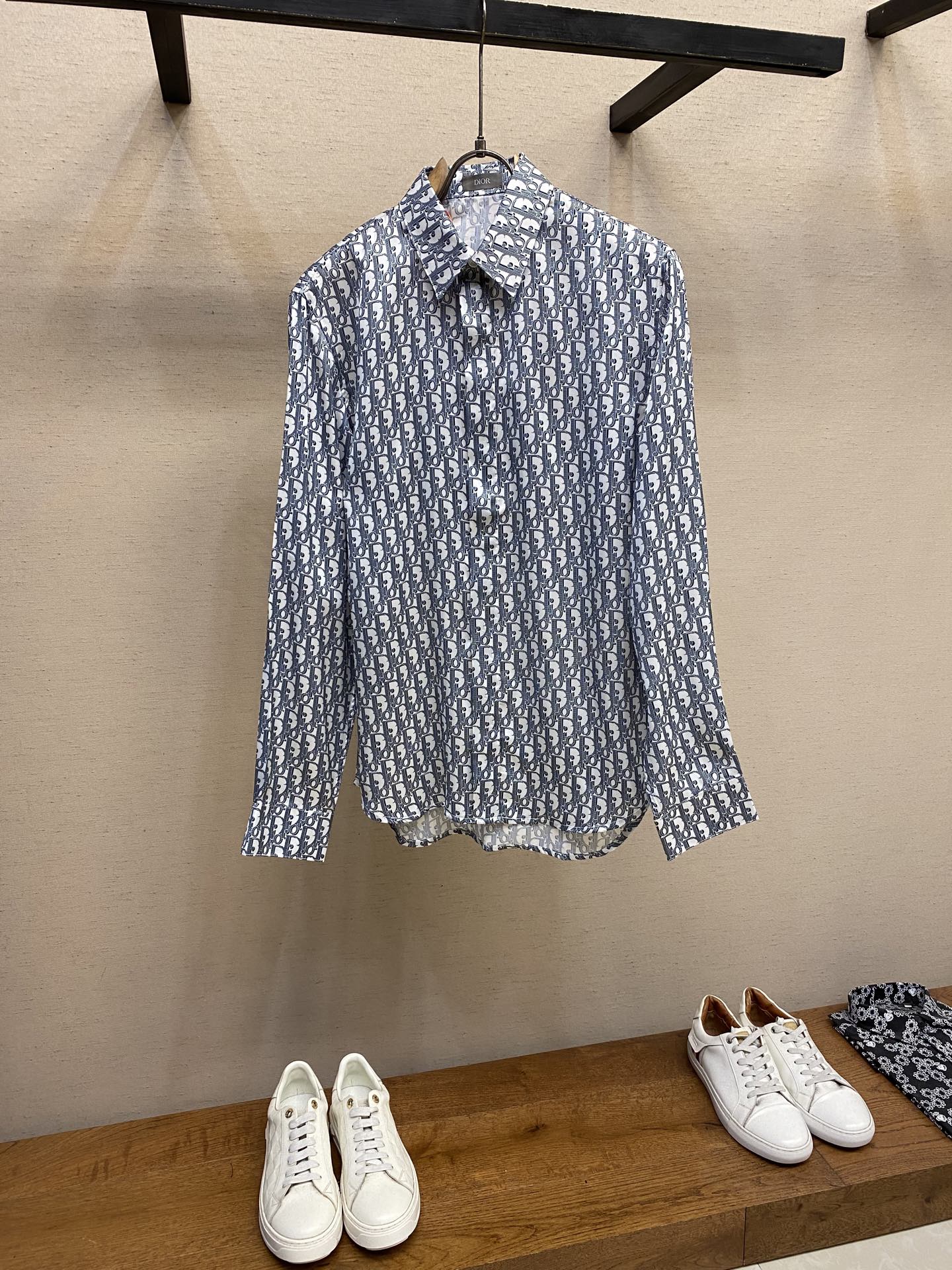 NO:155166,Dior Oblique full-print shirt Customized polyester selection Huayun shirt material Refreshing and delicate Comfortable skin The whole body is decorated with the same color Oblique print and shirt blended into one, like a natural achievement, flowing on the lace like art, demonstrating the noble temperament of the brand, interpreting fashion with color, and showing personality with taste. Craft 1: Digital printing technology adopts digital pattern design, prints the pattern directly on the fabric through inkjet printer, realizes full-print Dior Oblique operation Transition natural pattern clear Craft 2: The hot cube is used to use a high-temperature pass machine Through the synergy between the heating plate and the pressure roller, apply high temperature and pressure to the fabric to make the surface of the fabric flat and crisp wear-resistant and washable (specially for export assembly line shirt factory first-line brand quality) Craft 3: The fabric is washed with sand, with better texture, not easy to deform, not easy to shrink  Not easy to fade, maintain long-term beauty Size 39, 40, 41, 42, dior, shirts, alexander wang19860909Dior Oblique 满印衬衫 定制涤纶臻选华韵衬衫料 清爽细腻 舒适贴肤 通体饰以同色调Oblique印花与衬衫融为一体 宛如天成 如同艺术般流淌于衣襟 彰显品牌高贵气质 以色彩诠释时尚 以品味彰显个性 工艺1: 数码印花技术 采用数字化图案设计 通过喷墨打印机将图案直接印制在织物上 实现满印Dior Oblique 作业 过渡自然 图案清晰 工艺2: 烫朴位均用高温过朴机 通过加热板和压力辊的协同作用 对布料施加高温和压力 使布料表面平整挺括 耐磨耐洗 （专供出口流水线衬衫厂 一线品牌质量） 工艺3: 面料都经过砂洗 手感质感更佳 不易变形 不易缩水 不易褪色 保持长久的美观 尺码39,40,41,42,,dior,shirts,alexander wang,Men's clothing