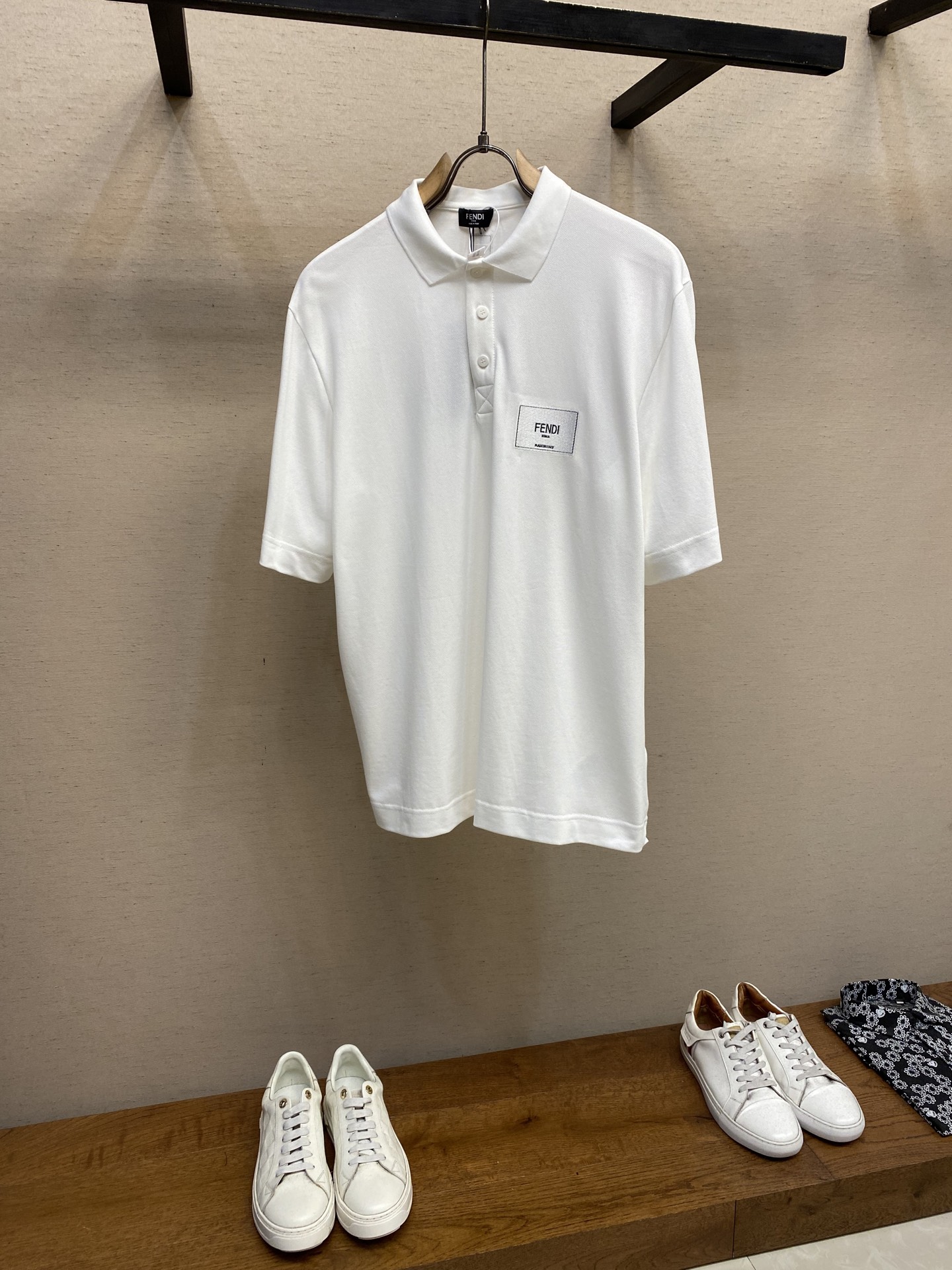 NO:155134,Fendi embroidery sign Polo shirt Customized trendy cotton bead mesh Comfortable and breathable Moisture-absorbing and sweating Decorated with Fendi embroidery sign embellishment Combined with the Polo shirt style to sublimate Clean fit full atmosphere Simplicity first Advanced temperament No need for complicated taste Full of taste Craft 1 Using imported machine embroidery technology Use advanced computer control system and precision mechanical components to achieve accurate and efficient embroidery operation High precision Smooth and delicate lines Craft 2: Ergonomic three-dimensional cutting Return to traditional craftsmanship techniques Through segmentation Folding Shrinking Shrinking and stretching technology The so-called slow work produces fine work is respect for materials Pursuit of hand feeling Complex workmanship Serious timeliness High loss Size S-XL,,christian louboutin,fendi,alexander wang19860909Fendi 刺绣标牌Polo衫 定制潮棉珠地网眼料 舒适透气 吸湿排汗 饰以Fendi 刺绣标牌点缀 结合Polo衫版型为升华Clean fit氛围十足 简约至上 高级气质 无需繁杂 尽显品味 工艺1采用进口机刺绣工艺 使用先进的计算机控制系统和精密的机械部件 实现精确且高效的刺绣作业 精度高 线条流畅而细腻 工艺2: 人体学立体裁剪 回归传统工艺手法 通过分割 折叠 抽缩 拉展技术手法 所谓慢工出细活 是对材料的尊重 对手感的追求 做工复杂 繁琐 时效慢 损耗高 尺码S-XL,,christian louboutin,fendi,alexander wang,Men's clothing