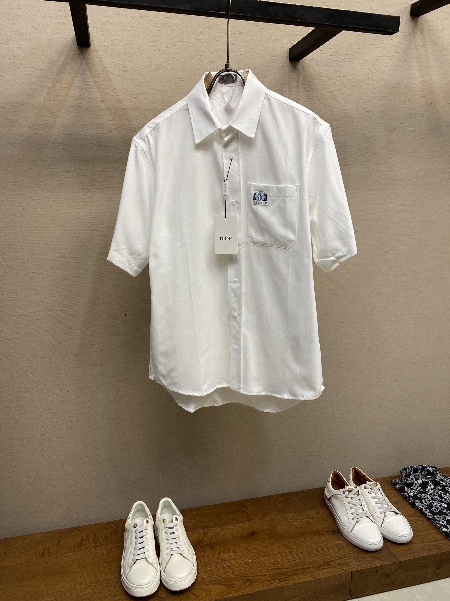 NO:155155,Dior label short-sleeved shirt is made of Oxford. It is designed with combed cotton fabric and is light and breathable. Comfortable. The chest is decorated with patch pockets. The classic Dior Charm woven label embellishes. Clean fit is full. Innate affinity. No extra complexity. Elegant temperament. It is a new look. Craft 1 uses imported special aircraft infrared positioning. The position is more accurate. Firm and solid. Craft 2: Human body trim. Return to the traditional craft technique. Through segmentation, folding, shrinking, and stretching techniques. The so-called slow work produces fine work. It is respect for the material. The pursuit of hand feel. Complex workmanship is complicated. Slow time. High loss. Size 37, 38, 39, 40, christian louboutin,dior,shirts, T-shirt,alexander  wang19860909Dior 标签短袖衬衫 采用牛津纺 自行采用精梳棉织面料进行设计加轻薄透气 舒适贴肤 胸前饰以贴袋 突显经典的Dior Charm 机织标签点缀 Clean fit拉满 与生俱来的亲和力 没有多余的繁复 气质高雅 焕然一新 工艺1采用进口专机红外线定位“Dior标签” 位置更为精准 牢固结实 工艺2: 人体立体裁剪 回归传统工艺手法 通过分割 折叠 抽缩 拉展技术手法 所谓慢工出细活 是对材料的尊重 对手感的追求 做工复杂 繁琐 时效慢 损耗高 尺码37,38,39,40,,christian louboutin,dior,shirts,T-shirt,alexander wang,Men's clothing