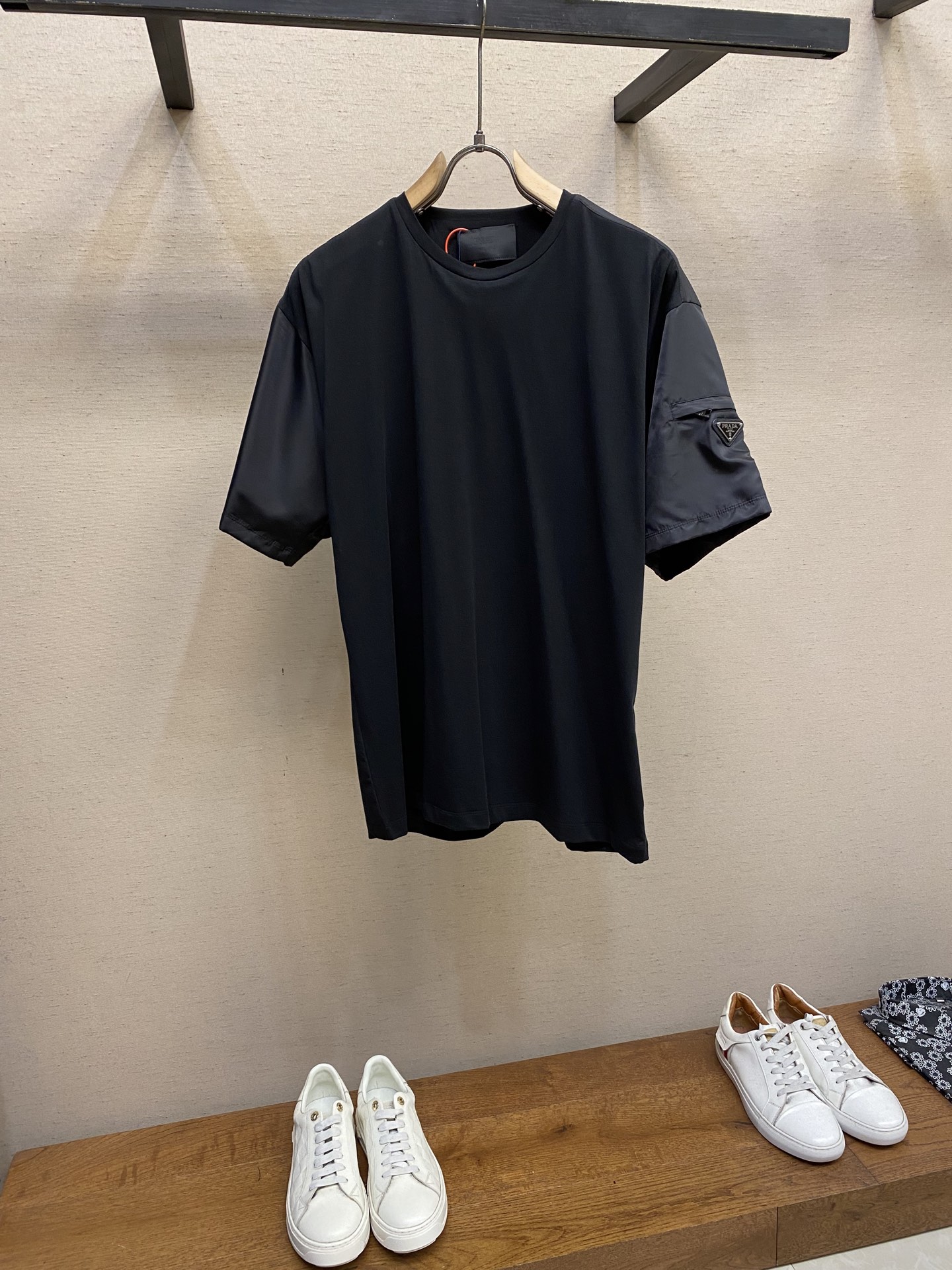 NO:155139,Prada triangular logo inlay pocket short sleeves Customized helium mercerized satin smooth and delicate Comfortable skin Sleeves Iconic enameled triangle metal logo decorative sleeves Fusion Re-Nylon nylon fabric embellishment square silhouette Cross-field aesthetic grafting Exquisite small pocket design Show quality and style Expose a flexible and relaxed beauty Walking through the scroll of the city Deconstruct the attitude of a modern gentleman Craft 1: Use imported special aircraft infrared positioning 