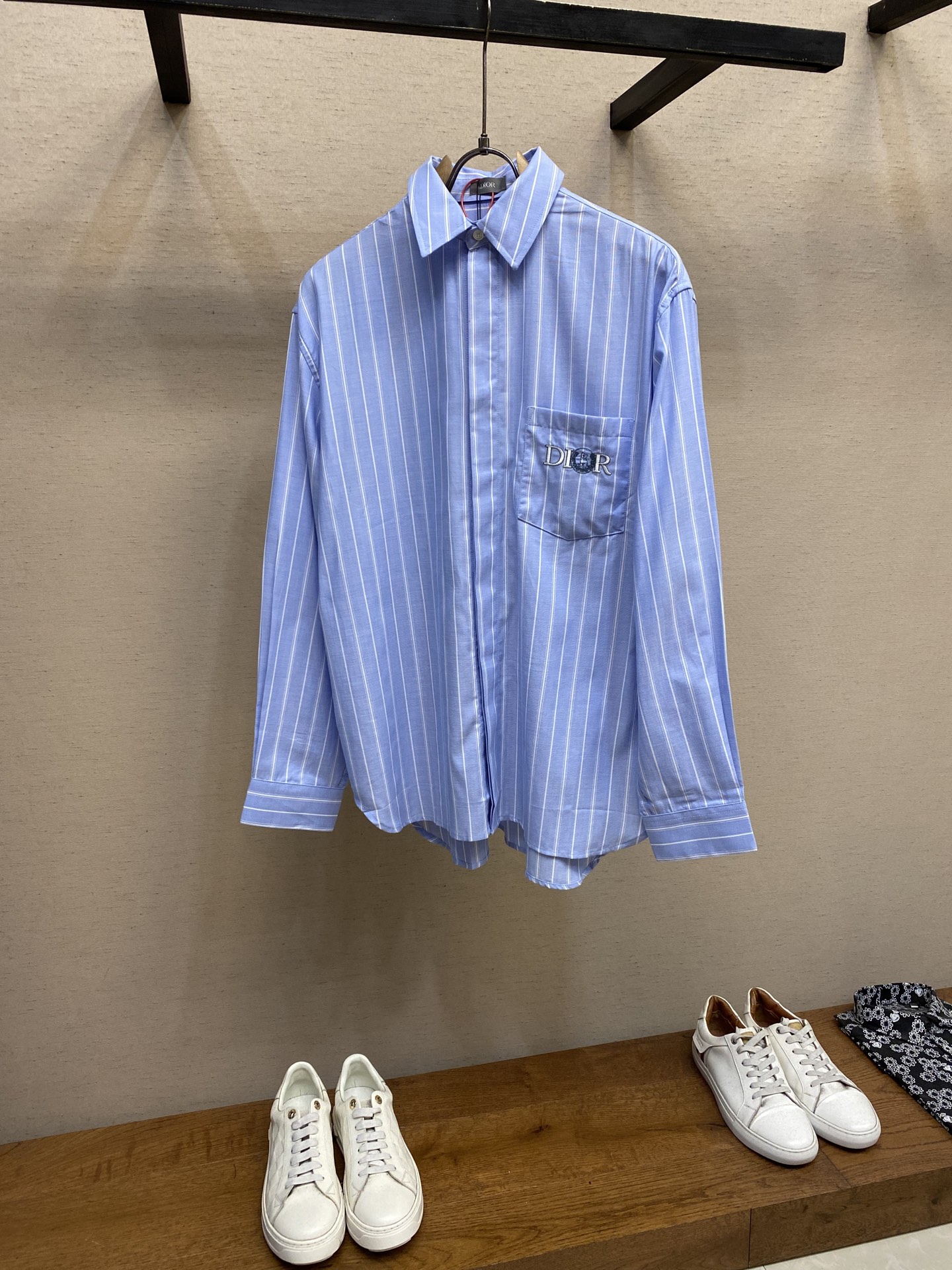 NO:155161,Dior joint embroidery striped shirt Customized 1:1 color woven elegant blue and white striped cotton. Clear stripes, bright color, delicate and soft. The chest pocket is embellished with Dior joint embroidery. Blue and white stripes are the main tone. The stripes are static. Under the unique arrangement and distribution, it creates a flowing visual staggering. Dynamic vitality. Fresh and elegant. Break the restraint and stereotype of traditional shirts. The perfect fusion of art and trend. Craft 1 adopts imported machine embroidery technology. Use advanced computer control systems and precision mechanical components to realize Dior joint embroidery operation. High precision. Fluid and delicate lines. Craft 2: ergonomic three-dimensional alignment and cutting. Ensure accurate alignment between lines. Return to traditional craftsmanship techniques. Through segmentation, folding, shrinking, and stretching techniques. Complex workmanship, cumbersome, slow time, and high loss.  Process 3: Use a high-temperature slab machine to use a hot slab machine to synergize the heating plate and pressure roller. Apply high temperature and pressure to the fabric to make the surface of the fabric flat and crisp, wear-resistant and washable. Size 38, 40, 42, 44, ,dior,shirts, alexander wang19860909Dior 联名刺绣条纹衬衫 定制1:1色织雅韵蓝白条纹棉 条纹清晰 色泽亮丽 细腻柔软 胸前口袋饰以Dior 联名刺绣为点缀 以蓝白条纹来主基调 条纹是静态得 在独特的排列与分布下营造出流动的视觉错落 动感活力 清新雅致 打破传统衬衫的拘谨与刻板 诠释艺术与潮流的完美融合 工艺1采用进口机刺绣工艺 使用先进的计算机控制系统和精密的机械部件 实现Dior 联名刺绣作业 精度高 线条流畅而细腻 工艺2: 人体学立体对位裁剪 确保线与线之间的精确对位 回归传统工艺手法 通过分割 折叠 抽缩 拉展技术手法 做工复杂 繁琐 时效慢 损耗高 工艺3:烫朴位均用高温过朴机 通过加热板和压力辊的协同作用 对布料施加高温和压力 使布料表面平整挺括 耐磨耐洗 尺码38,40,42,44,,dior,shirts,alexander wang,Men's clothing