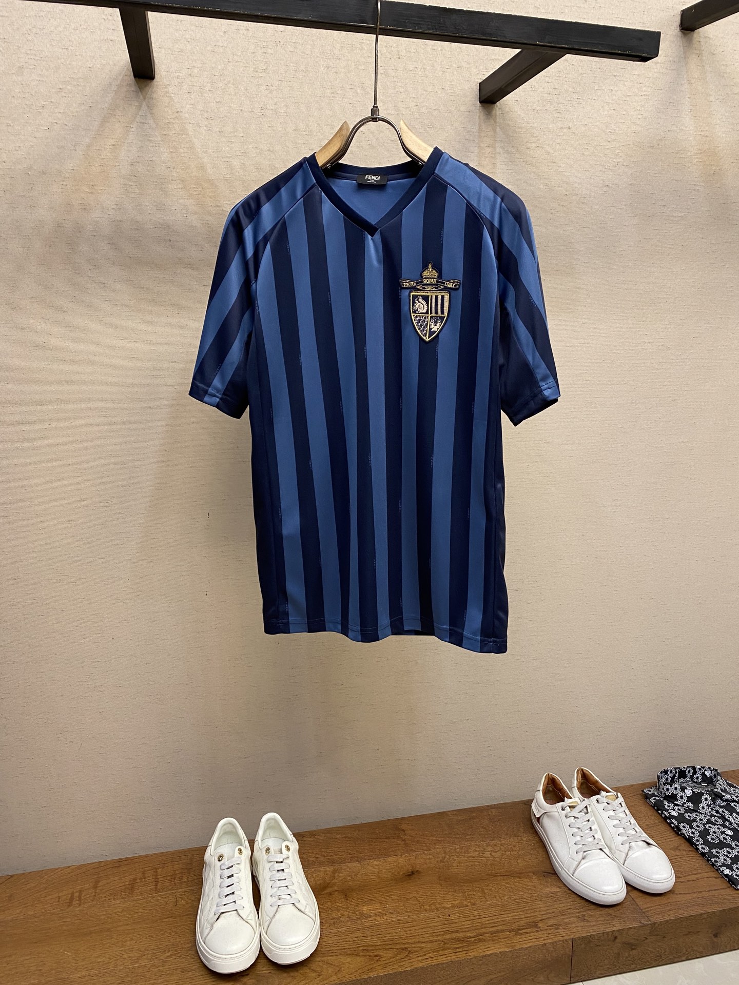 NO:155174,Fendi Club badge striped short sleeves, fixed weaving, dyed, ultra-dense nylon luxury sports fabric, refreshing and delicate, comfortable skin based on light blue, Pequin stripes as soul, staggered and interwoven into a unique visual aesthetic, exquisite golden Fendi Club badge decoration on the chest, an exclusive logo symbolizing the family tradition, unique V-neck design, modify the neck line, elegant blue, show the style, the soul of sports, passion burning, Craft 1: Computer-located laser cutting, use laser generator to generate high power density beams, focus into tiny light spots through the focus lens group, realize accurate cutting of the cut piece, Craft 2: Digital active printing technology, digital pattern design, print the pattern directly on the fabric through an inkjet printer, achieve clear pattern operation, Craft 3: Use imported machine embroidery technology  Use advanced computer control systems and precision mechanical components to achieve Fendi Club badge embroidery operation High precision Flexible and delicate lines Process 4: Fabrics are washed, with better texture, not easy to deform, not easy to shrink, not easy to fade, maintain long-term beauty S-XL,,christian louboutin,fendi,T-shirt,alexander wang19860909Fendi Club徽章条纹短袖 定织定染超密锦纶奢华运动织料 清爽细腻 舒适贴肤 以浅蓝为基 Pequin条纹为魂 错落有致 交织出独特的视觉美感 胸前精致的金色Fendi Club徽章装饰加以点缀 象征着家族传统的独家标志 独特的V领设计 修饰颈部线条 优雅之蓝 尽显风范 运动之魂 激情燃烧 工艺1: 电脑定位激光切割 利用激光发生器产生高功率密度的束 经过聚焦透镜组聚焦成微小的光点 实现对裁片的精准切割 工艺2: 数码活性印花技术 采用数字化图案设计 通过喷墨打印机将图案直接印制在织物上 实现Fendi独家标志作业 图案清晰 工艺3: 采用进口机刺绣工艺 使用先进的计算机控制系统和精密的机械部件 实现Fendi Club徽章刺绣作业 精度高 线条流畅而细腻 工艺4: 面料都经过浇洗 手感质感更佳 不易变形 不易缩水 不易褪色 保持长久的美观 尺码S-XL,,christian louboutin,fendi,T-shirt,alexander wang,Men's clothing