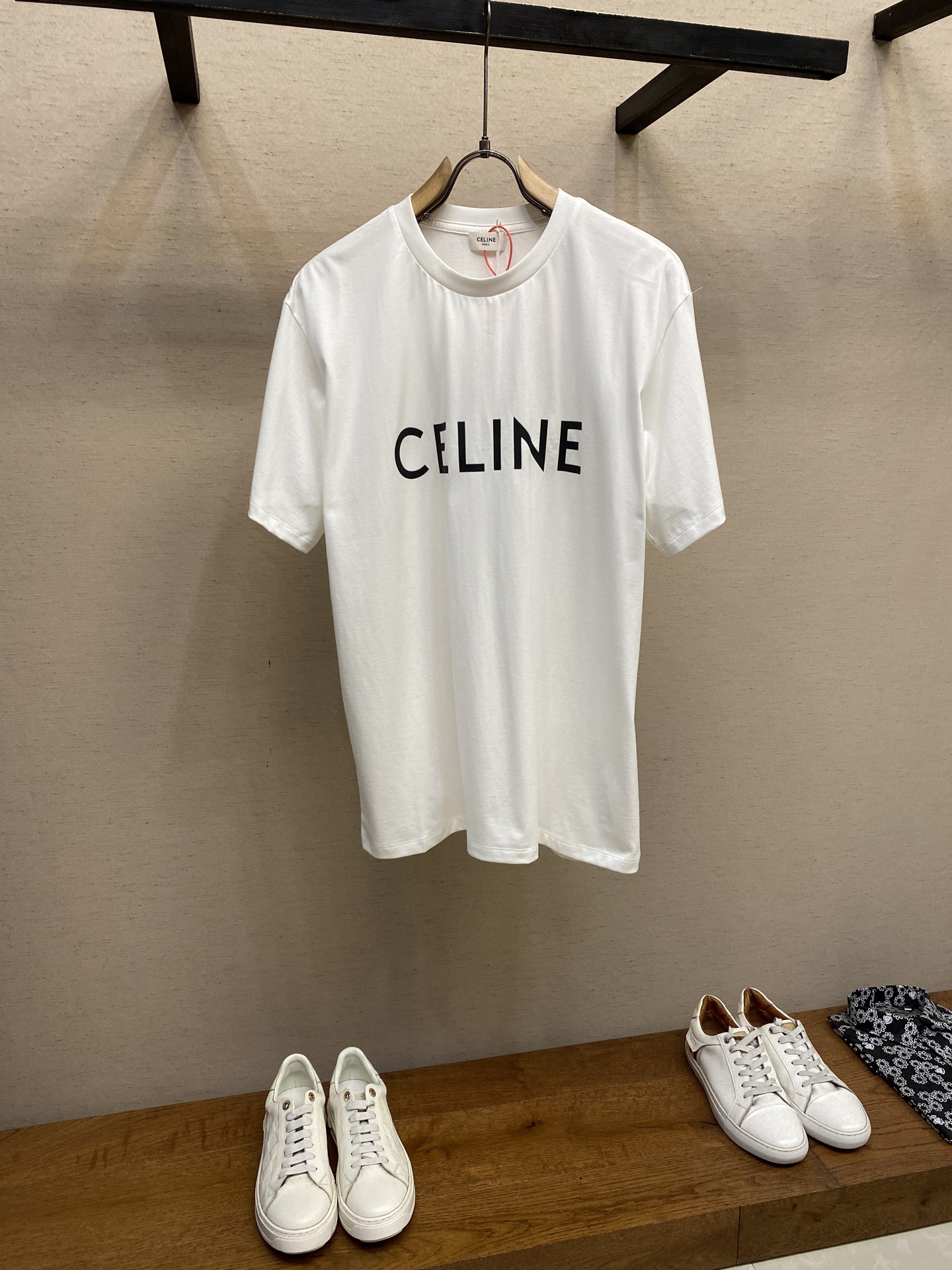 NO:155145,Celine Logo printed short sleeves, 170 grams, 50 double strands, soft, comfortable and skin-friendly. The iconic Celine Logo printed embellishes the front, simple to the extreme, fashionable, the simplest classic black T-shirt, the most touching, Craft 1 uses elastic glue printing, neat and tidy, cumbersome workmanship, Craft 2: The fabric has been washed, the texture is better, not easy to deform, not easy to shrink, not easy to fade, maintain long-term beauty Size XS-L,,celine, T-shirt,tees, t-shirt,alexander wang19860909Celine Logo印花短袖 采用170克50支双股 手感柔软 舒适亲肤 标志性Celine Logo印花点缀正面 简单到极致就是时髦 最简单的经典黑色T恤 最能打动人心 工艺1采用弹力胶浆印花 效果工整整洁 做工繁琐 工艺2: 面料都经过浇洗 手感质感更佳 不易变形 不易缩水 不易褪色 保持长久的美观 尺码XS-L,,celine,T-shirt,tees，t-shirt,alexander wang,Men's clothing