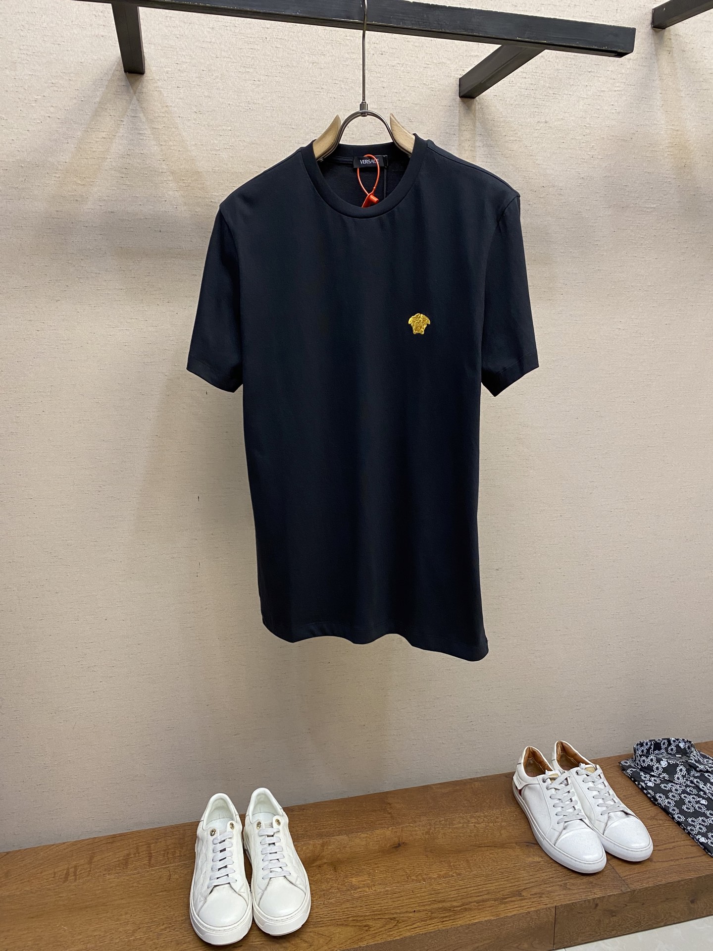 NO:155170,Versace small gold label embroidery short sleeves Customized elegant warm cotton shiny and comfortable skin The iconic small gold label embroidery embroidery embroidery embroidery embroidery embroidery in Greek mythology Gold represents a fatal attraction Add brand recognition Extreme visual impact High-end feeling comes to the face Showing personality Craft 1: Use imported machine embroidery technology Use advanced computer control system and precision mechanical parts to achieve Versace small gold label embroidery operation High precision Fluid and delicate lines Craft 2: The fabric is washed, the texture is better, not easy to deform, not easy to shrink, not easy to fade, maintain long-term beauty S-XL, versace, T-shirt, alexander wang19860909Versace 小金标刺绣短袖 定制雅致温感棉 富有光泽 舒适贴肤 标志性小金标刺绣点缀正面 希腊神话中的蛇妖美杜莎 金色代表着致命的吸引力 增添品牌辨识度 极具视觉冲击力 高级感扑面而来 彰显个性风采 工艺1: 采用进口机刺绣工艺 使用先进的计算机控制系统和精密的机械部件 实现Versace小金标刺绣作业 精度高 线条流畅而细腻 工艺2: 面料都经过浇洗 手感质感更佳 不易变形 不易缩水 不易褪色 保持长久的美观 尺码S-XL,,versace,T-shirt,alexander wang,Men's clothing