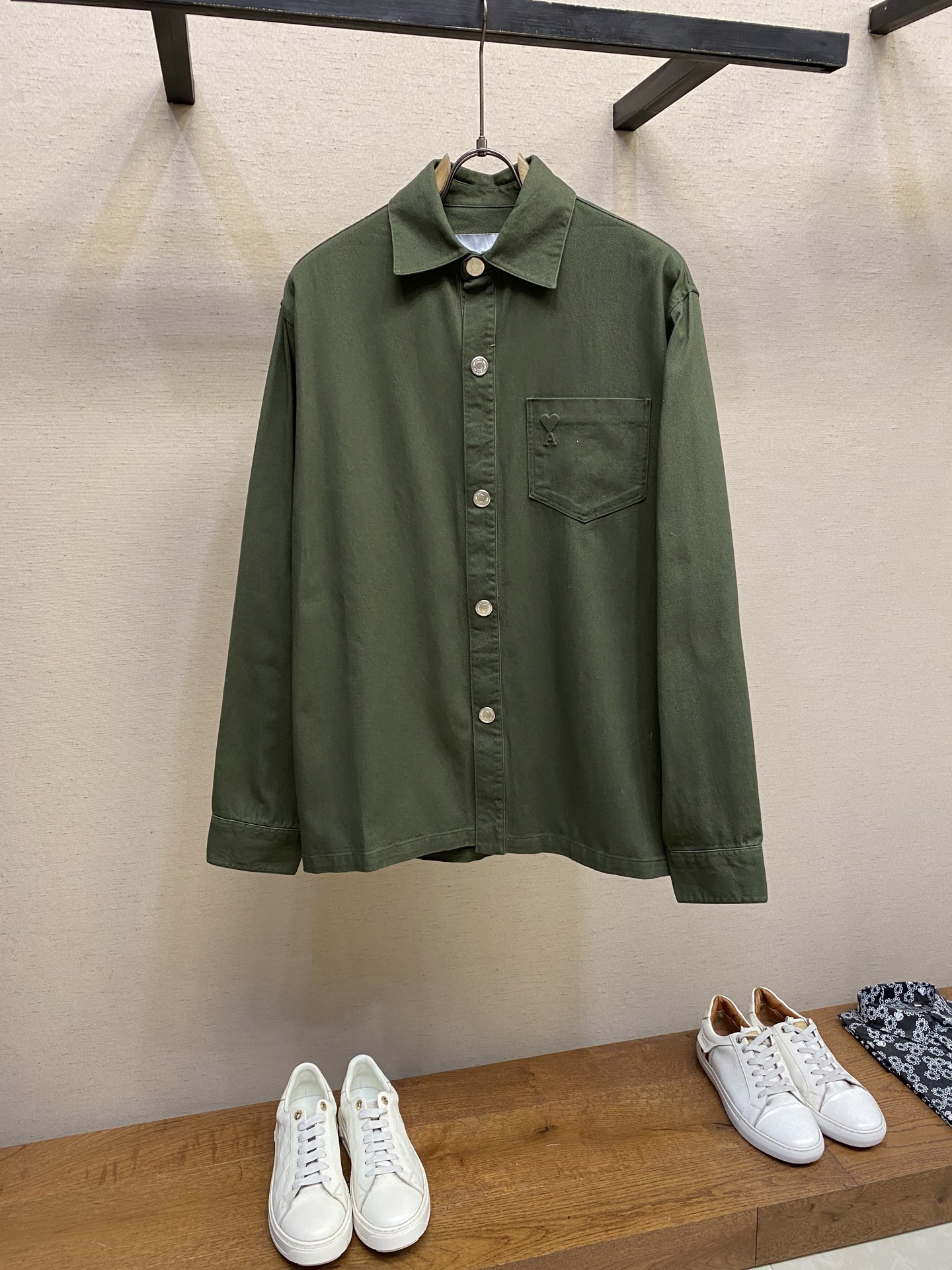 NO:155144,AMI Paris Love embossed jacket Customized elegant cotton brocade Excellent texture Comfortable skin Deep green charm As if in a forest full of green nature Choice Homogeneous three-dimensional love on the chest is vividly embellished like a work of art Detailed buttons add brand recognition Revealing an unspeakable low-key luxury Fashion essence Craft 1: High temperature three-dimensional embossing Through precise control of temperature and pressure The fiber chain will be rearranged to form a three-dimensional concave pattern with three-dimensional effect Presenting a unique three-dimensional effect Craft 2: The fabric is washed with sand and has a better texture, not easy to deform, not easy to shrink, not easy to fade, maintaining long-term beauty S-XL,, jackets & coats,alexander wang19860909AMI Paris 爱心压花夹克 定制雅棉织锦 质感卓越 舒适贴肤 深邃绿韵 仿佛置身于绿意盎然的森林之中 自然之选 胸前同质化立体爱心心跃然其上 如同艺术品般点缀其间 精致纽扣增添品牌辨识度 透露出一种不言而喻的低调奢华 时尚精髓 工艺1:高温立体压花 通过精确控制温度和压力 纤维链会重新排列 形成具有立体感的凹凸花纹 呈现出独特的爱心三维效果 工艺2: 面料都经过砂洗 手感质感更佳 不易变形 不易缩水 不易褪色 保持长久的美观 尺码S-XL,,jackets & coats,alexander wang,Men's clothing