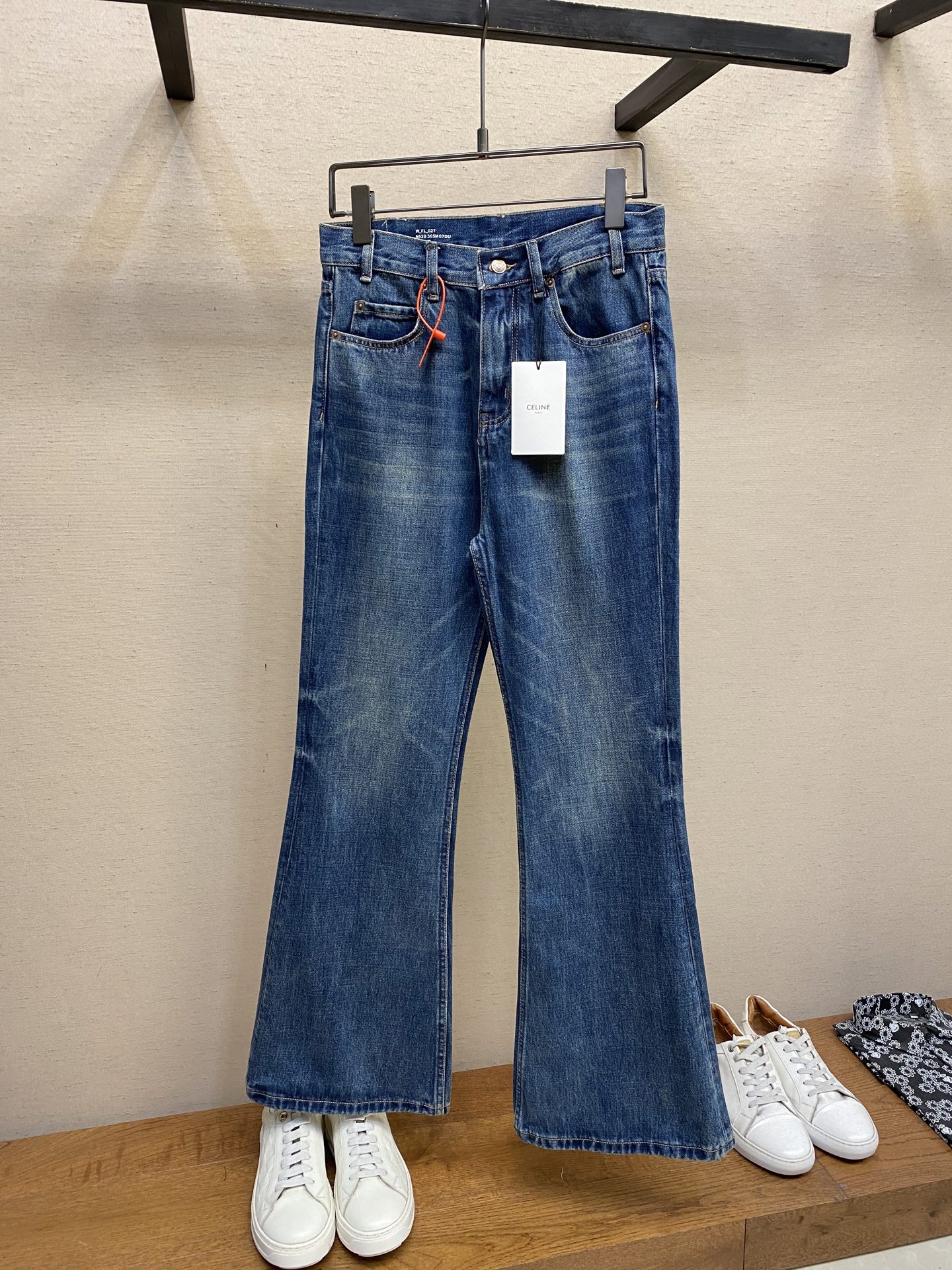 NO:155150,Celine Washed jeans Customized beautiful textured oblique cotton ox silk, excellent texture, comfortable skin, classic blue tone and gradient whitening interweave, add a touch of modernity and lightness, the source of charm lies in the strength of the style, perfect fit for the body, charming curves when walking, seemingly random ruffled edges, is a unique stroke of ingeniousness, adding a bit of casualness and unruly Craft 1 Combination of wrinkle whisker technology and gun painting technology, hand rubbing in specific areas is preferred to achieve natural wrinkle effect, and then draw the texture of the whisker shape with specific tools. Visual effect is full. Craft 2: Heavy washing and whitening process. Denim fabric is treated multiple times through physical and chemical means to make the surface of the garment appear dark. Then polish the denim fabric through machine to make the surface of the garment wear effect  Process 3: Use rotten edge hanging technology to achieve natural ripple effect through physical wear and friction on the edges through high temperature steam and frosting paper Remove fiber hair feathers and color difference Make jeans unique ripples and wear effects Size 28, 29, 30, 31, celine, jeans, alexander wang19860909Celine 水洗微喇牛仔裤 定制臻美纹理斜裁全棉牛绸 质感卓越 舒适贴肤 经典蓝色基调与渐变磨白交织 增添一抹现代与轻盈 魅力之源在于版型之胜 完美贴合身形 行走间尽显迷人曲线 看似随意的烂边 实乃匠心独运的神来之笔 增添了几分随性与不羁 工艺1 擦压皱猫须技术和枪画猫须技术结合 优先在特定区域进行手工擦制 以达到自然的皱纹效果 再用特定的工具绘制出猫须形状的纹理 视觉效果拉满 工艺2: 重度洗水磨白工艺 通过物理和化学手段 对牛仔面料进行多次深度处理 使衣物表面呈现出灰暗效果 再通过机器对牛仔面料进行打磨处理 使衣物表面产生磨损效果 工艺3:破洞处采用烂边吊烂技术 通过物理磨损在边缘部分进行摩擦来实现自然烂边效果 通过高温蒸汽和磨砂纸的结合 去除纤维毛羽和色差 使牛仔裤呈现出独特的破洞和磨损效果 尺码28,29,30,31,,celine,jeans,alexander wang,Men's clothing