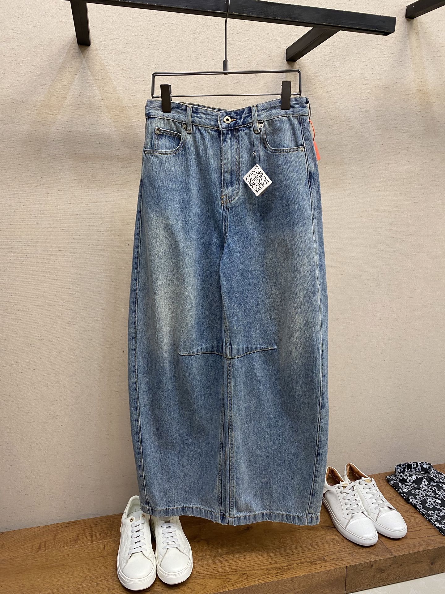 NO:155135,Loewe Anagram Conical jeans Customized elegant and beautiful slanted denim material Excellent texture Comfortable skin Soul with balloon profile Where the knees Light pleats Rise the sense of layering Loewe Anagram logo is like a pearl inlaid around the waist of the trousers Compatible with the eye-catching Loewe leather card in the back pocket Express brand identity Breaking free from traditional constraints Reshaping the boundaries of fashion Craft 1: Laser laser technology Using a high-energy laser beam for precise processing on the surface of the material By controlling the intensity of the laser beam Frequency and scanning speed High-precision Loewe Anagram engraving work Craft 2: Using sand frying hand rub technology By processing on the sand frying machine Natural fading and wear on the surface of the jeans In addition, physical damage to the surface of the jeans is purely hand-made with special tools  Maintaining original texture and details while increasing its uniqueness. Craft 3: Heavy washing and whitening process. Denim fabric is treated with multiple deep treatments through physical and chemical means to make the surface of the pants appear dark. Then grind the denim fabric by machine to make the surface of the pants wear the pants. Size 36, 38, 40, 42, loewe, jeans, alexander wang19860909Loewe Anagram 锥形牛仔裤 定制典雅美纹粗斜牛仔料 质感卓越 舒适贴肤 以气球廓形为魂 膝盖之处 褶裥轻饰 层次感跃然而出 Loewe Anagram logo如明珠般镶嵌裤腰间 与后袋醒目的Loewe皮牌相得益彰 抒写品牌身份 挣脱传统束缚 重塑时尚边界 工艺1: 激光镭射技术 利用高能量的激光束在材料表面进行精确加工的技术 通过控制激光束的强度 频率和扫描速度 可以实现高精度的Loewe Anagram 雕刻工作 工艺2: 采用炒沙手擦技术 通过在炒沙机上进行处理 使牛仔裤表面产生自然的褪色和磨损 再纯手工使用特制工具对牛仔裤表面进行物理损伤 保持原始质感和细节而又增加了其独特性 工艺3:重度洗水磨白工艺 通过物理和化学手段 对牛仔面料进行多次深度处理 使裤子表面呈现出灰暗效果 再通过机器对牛仔面料进行打磨处理 使裤子表面产生磨损效果 尺码36,38,40,42,,loewe,jeans,alexander wang,Men's clothing