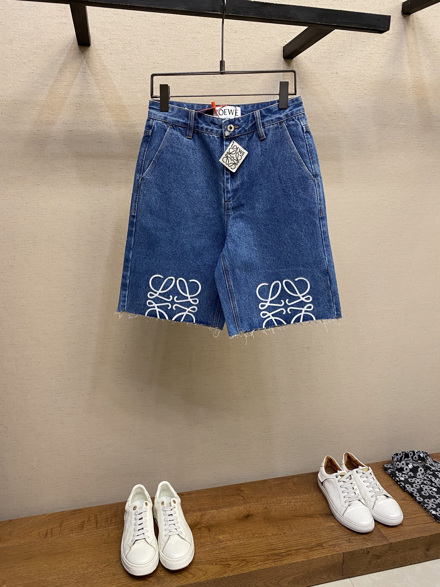 NO:155140,Loewe Anagram Tannin denim shorts Custom blue silk dense cotton denim, comfortable skin, full texture, painted with classic blue, the background color of time, white Anagram hollow marks are engraved on the knees, blue and white intertwined, is a collision between nature and art, high recognition, gives denim shorts a unique artistic vitality Craft 1: Use laser cutting, manually disassemble the trousers, lay out to make laser cutting Anagram patterns, and then hand-made internal patches and finally sew them manually. The labor cost is expensive, high loss, and low daily output. Craft 2: Use imported special aircraft infrared positioning 