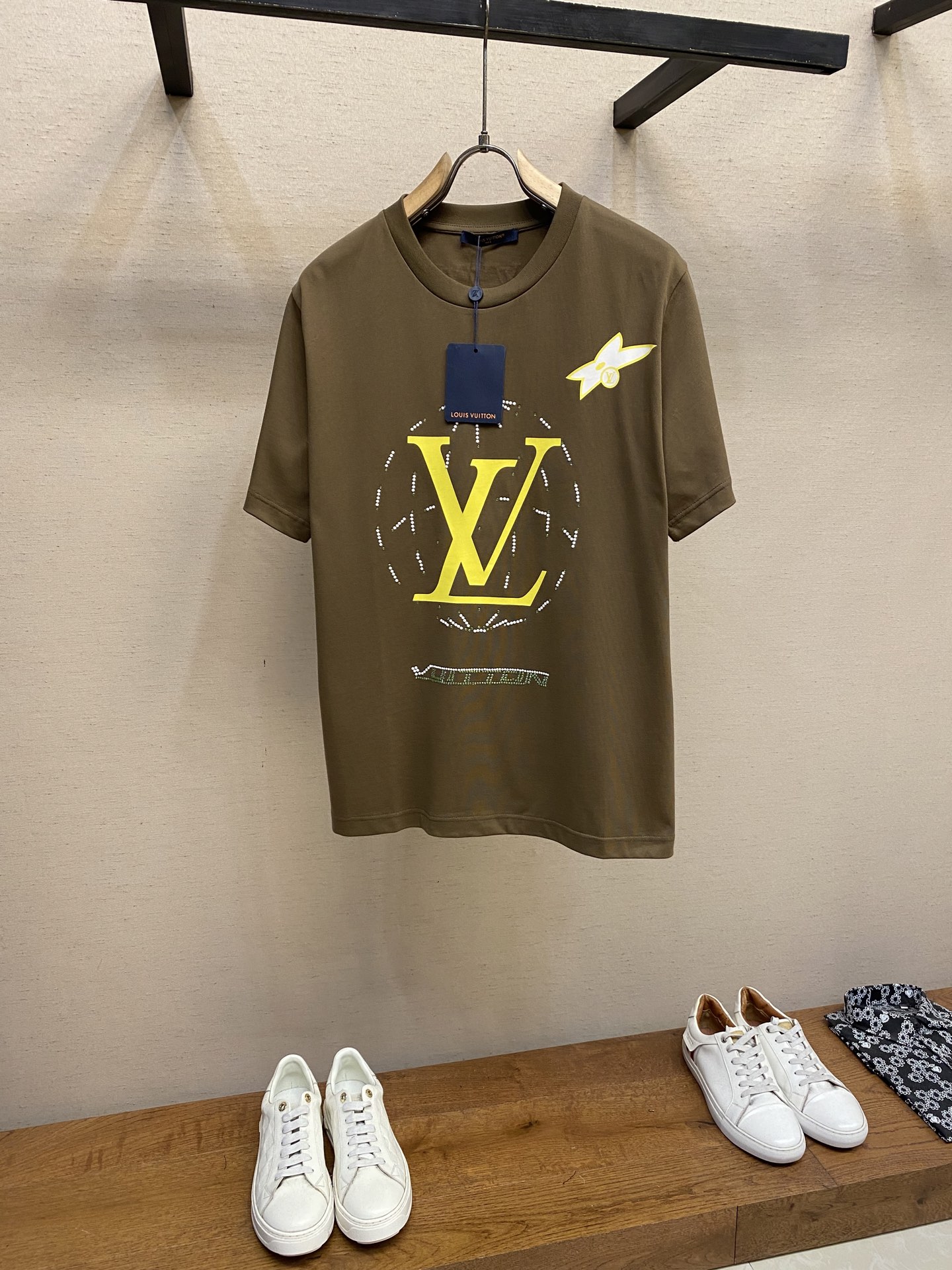 NO:427942,1V, 1V Louis Home 2025FW Early Spring Heavy Cotton Printed Rhinestone Half-sleeved T-shirt. Washing method is recommended for dry cleaning or wrapping the back of the laundry bag with cold water and drying naturally!  Size S-XL, louis vuitton,tees,t-shirt,alexander wang198609091V、1V路易家2025FW早春 重磅纯棉印花水钻半袖T恤. 洗涤方式建议干洗或包裹洗衣袋反面单独冷水快速机洗自然晾干！ 尺码S-XL,,louis vuitton,tees，t-shirt,alexander wang,Men's clothing