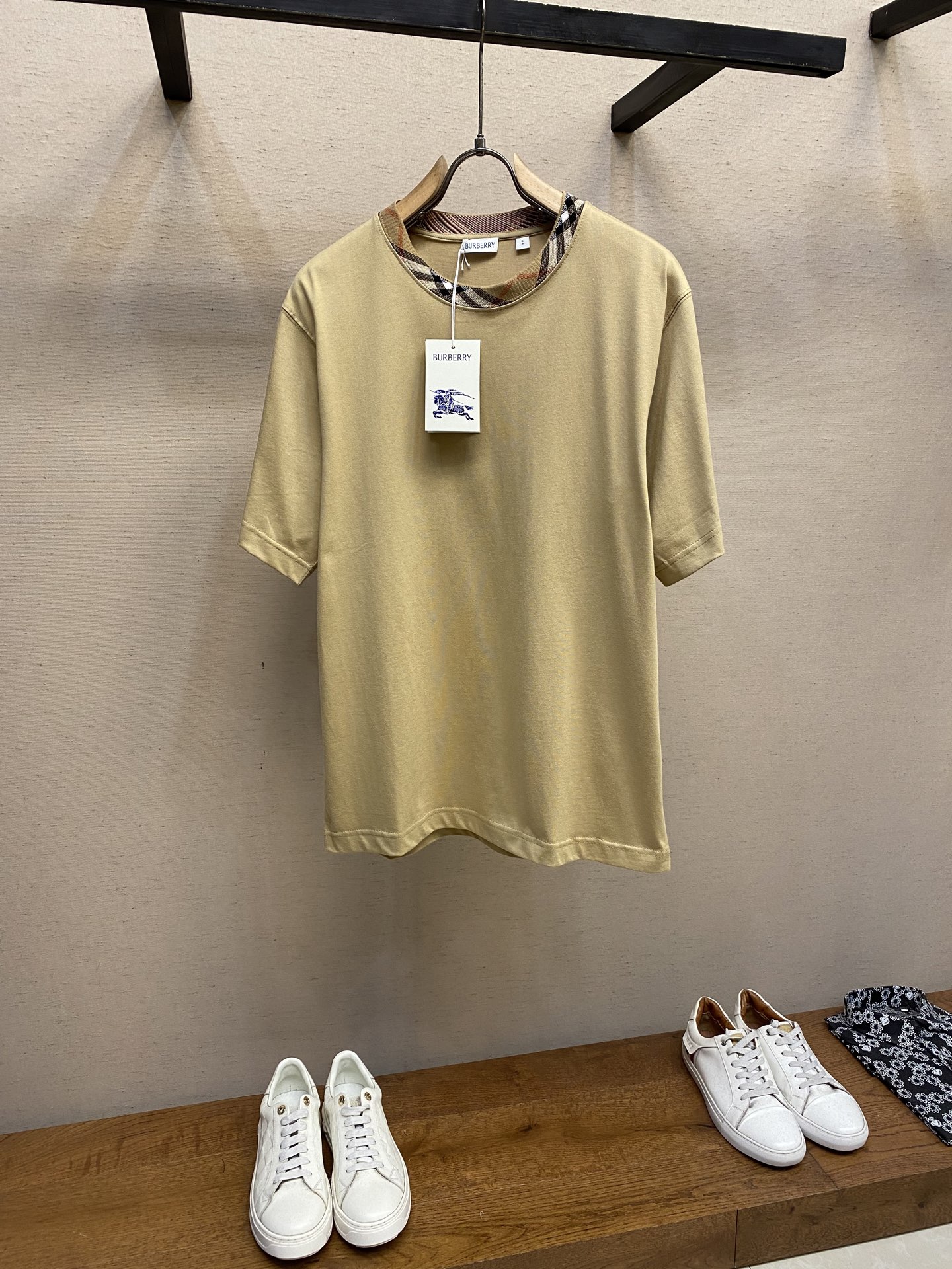 NO:467693,BBR plaided neck round neck short sleeves are available in black, white, khaki. Original, 000 purchase; lightweight flat cotton, casual style, integrated into brand webbing design, ribbed knit neckline, full set of auxiliary materials equipped # Pure cotton fabric material uses 15S fine cotton plain pattern, 230g; matched with 32S double yarn thread, 300g. Fine cotton fabric usually has good moisture absorption, breathability, wear resistance, and is also soft and smooth. Retro fine cotton fabric is thicker cotton fabric, finely processed and processed, has excellent texture and performance. It feels soft and comfortable to wear, and it fits the skin very well. # Integrated brand webbing neckline design The plaid jacquard ribbed craft is one of the brand's iconic design elements, combining the classic Nova  Check plaid pattern and exquisite textile technology. Through mechanical jacquard loom, plaid patterns are directly weaved on the ribbed fabric; the pattern and the fabric are formed in one piece, with clear texture on the front and back sides, which are wear-resistant and not easy to fade, and have three-dimensional touch. The concave and convex texture of the ribbed tissue, and the jacquard ribs need to accurately control the color and tension of the plaid pattern to ensure the symmetry and coherence of the plaid pattern. # Double-needle thread sewn into garments. The round neck is cut straight, and the combination is slightly shoulder-falling line. The upper body is neatly decorated with a special motorcycle line. It is easier to deform after multiple washing. The fabric is made of pure cotton material, high-density twill texture, and the embryo weaving is fine and has no elasticity to maintain the unique muscle and bone effect. Size XS-L,,T-shirt,alexander wang19860909BBR格子领圆领短袖 发售色系黑色、白色、卡其色 原,000购买；轻盈平织棉、休闲版型、融入品牌织带设计、罗纹针织领口、全套辅料配备 # 纯棉质面料材质 采用15S精棉平纹,230g；搭配 32S双纱拉架螺纹,300g.精棉面料通常具有较好的吸湿性、透气性、耐磨性,同时也比较柔软和光滑.复古精棉面料比较厚实的棉质面料,经过精细加工和处理,具有优良的质地和性能.手感柔软舒适,穿着起来非常贴合皮肤. # 融入品牌织带领口设计 格子提花罗纹工艺是其品牌标志性设计元素之一,结合了经典的Nova Check格子图案与精湛的纺织技术.通过机械提花织机,在罗纹织物上直接织出格纹的图案；图案与面料一体成型,正反面均有清晰纹理,耐磨、不易褪色,触感立体.罗纹组织的凹凸纹理,提花罗纹需精准控制纱线颜色与张力,确保格子图案的对称性与连贯性. # 双针走线缝制成衣 圆领直身裁剪、合体微落肩线,上身精神利落领口、袖口、底摆均以专机车明线,多次穿洗更加不易变形.面料纯棉材质,高密度斜纹肌理,胚布织法细密,无弹力保持特有筋骨效果. 尺码XS-L,,T-shirt,alexander wang,Men's clothing