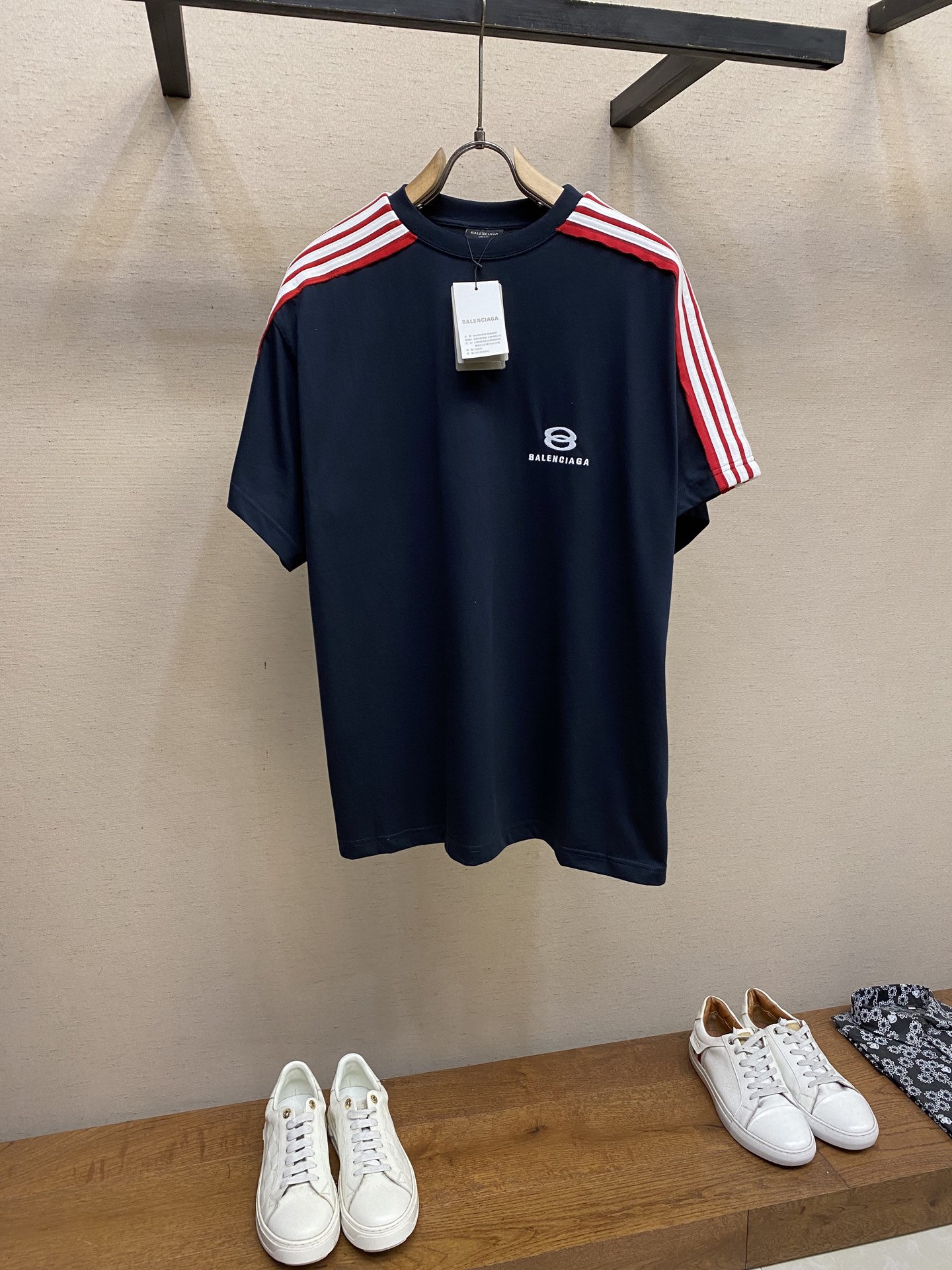 NO:159598,Balenciaga, BA shoulder bar round neck short sleeves are available in black and white. Original, 000 purchase; jersey fabric, shoulder splicing strips, round neck short sleeves, front embroidery with artwork, full set of auxiliary materials. # Retro jersey fabric is made of 24S double yarn retro jersey fabric, 185g; matched with 32S double yarn 1*1 thread, 270g.24S fabric is a medium thick yarn, suitable for creating thick and crisp fabrics, with a slightly rough texture, which conforms to the 