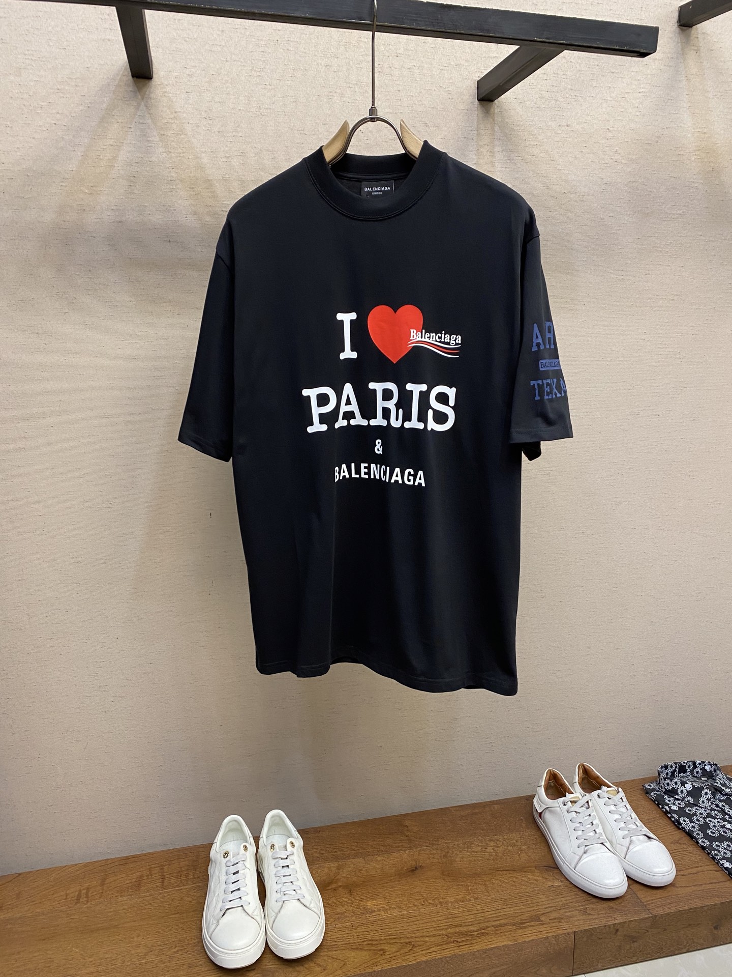NO:159601,Balenciaga I Love Paris Printed Short Sleeve Original, 300, 15S fine cotton plain weave, 230g; 32S double yarn pull-up thread 350g. Fine cotton fabrics usually have good moisture absorption, breathability, warmth and wear resistance, and are also relatively soft and smooth. The front pattern adopts high-density elastic paste printing, which is an innovative printing process combining paste printing and elastic materials. The new environmentally friendly process of clothing trans-definition dyeing and washing water to make it old. The fabric is dyed and processed through stone milling. The ready-made garment is constantly immersed in the dye and rolls, so that the dyed fabric will have a certain amount of white at the edge of the color. The fabric fades slightly after stir-frying sand, and changes the color of the original fabric to show nostalgic colors of different shades and light and dark. Sizes S, M, L,,balenciaga,balenciaga,T-shirt,alexander  wang19860909Balenciaga 巴黎世家我爱巴黎印花短袖 原,300购买,采用15S精棉平纹,230g;搭配32S双纱拉架螺纹350g.精棉面料通常具有较好的吸湿性、透气性、保暖性和耐磨性,同时也比较柔软和光滑.前幅图案采用高密度弹力胶浆印,是一种结合了胶浆印花与弹性材料的创新印花工艺.衣环保新工艺转染染色、洗水做旧.通过石磨的方式对面料进行染色加工,成衣不断地浸入染料中翻滚,使染色的面料在颜色的边缘会有一定量的白色.炒砂后面料轻微掉色效果,改变原面料颜色呈现出深浅一明暗不同的怀旧色彩. 尺码S,M,L,,balenciaga,balenciaga,T-shirt,alexander wang,Men's clothing
