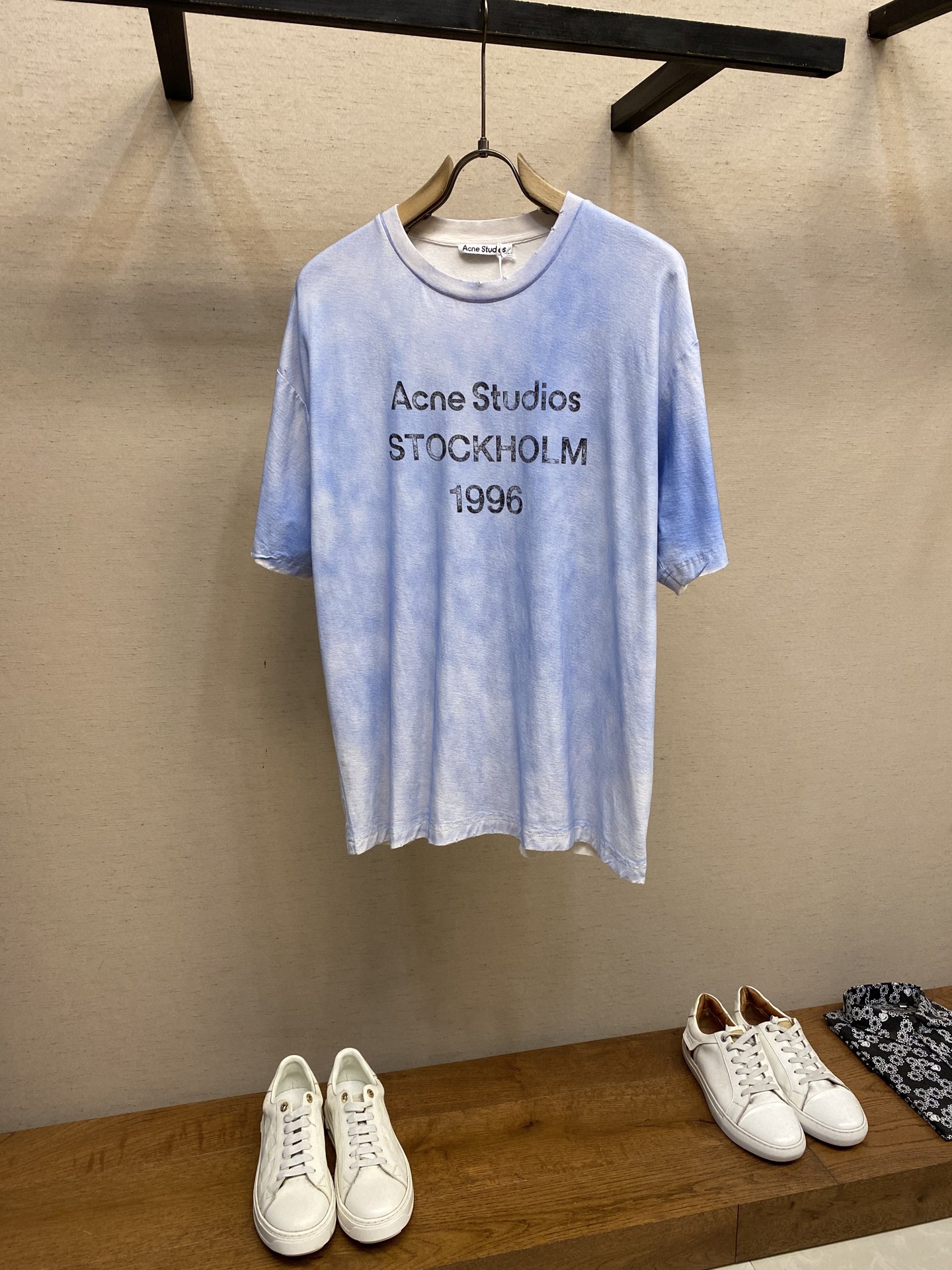 NO:159607,Acne Studios 1996 Classic Destruction Commemorative Short-Sleeve T-Shirt Series The fabric is made of 2 original 40 hemp 60 cotton fabric slightly faded and worn, and the whole edge is worn. Whoever wears it looks good. The same style as the stars in the series Yang Mi, William Chan, Bai Jingting, all have upper body Xiaohongshu hot short-sleeved imported digital printing, regardless of the material color, the three standards are complete, the size S, M, L,, acne studios, dior, T-shirt, tees, t-shirt, alexander wang19860909Acne Studios 1996经典破坏纪念短袖T恤系列 面料采用2原版40麻60棉面料轻微褪色做旧 ,全边磨破 谁穿谁好看系列各大明星同款 杨幂 陈伟霆 白敬亭均有上身小红书爆款短袖 进口数码印花,不管材质颜色均与ZP一致三标齐全  尺码S,M,L,,acne studios,dior,T-shirt,tees，t-shirt,alexander wang,Men's clothing