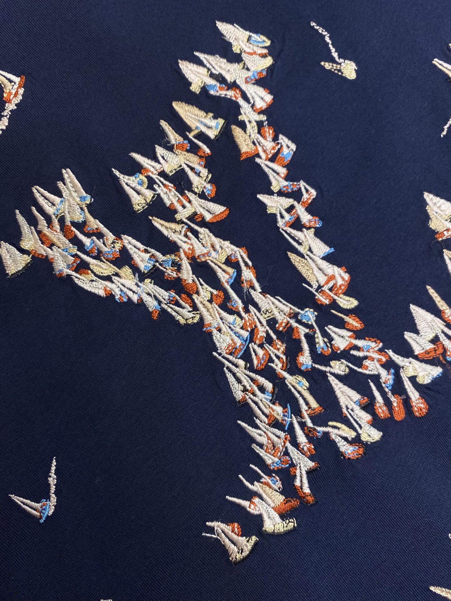 P210🌟🌟 1V25新品 海洋帆船 海军蓝短袖T恤。这款海军蓝浅色棉质 T恤
刺绣LOGO有 V 帆船赛图案 灵感来自该系列跨大西洋邮轮上的繁华港口 胸前精心刺绣的帆船汇聚成一个巨大的 图案 背面则饰有刺绣的签名，非常百搭！

尺码：S-XL