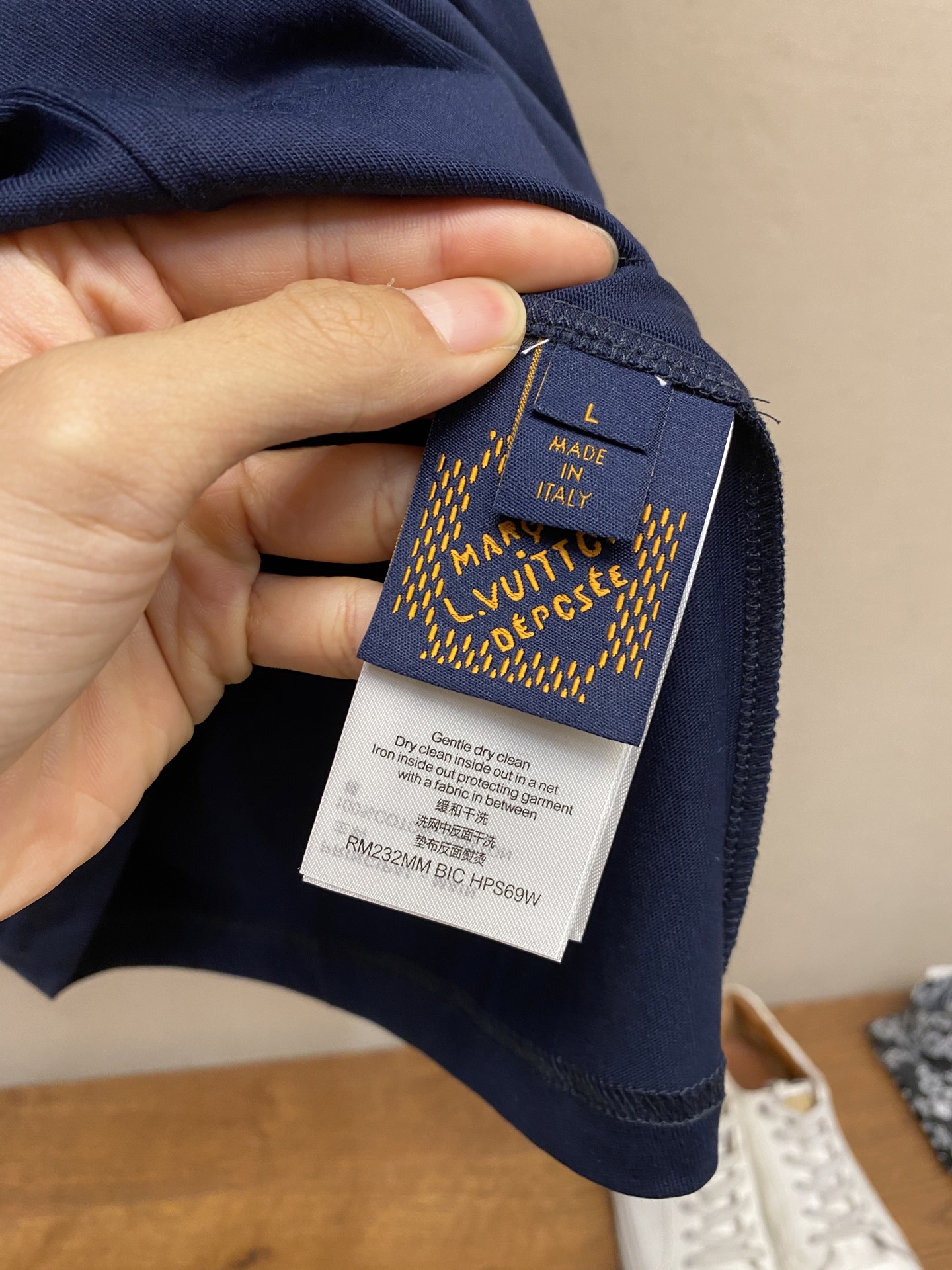 P210🌟🌟 1V25新品 海洋帆船 海军蓝短袖T恤。这款海军蓝浅色棉质 T恤
刺绣LOGO有 V 帆船赛图案 灵感来自该系列跨大西洋邮轮上的繁华港口 胸前精心刺绣的帆船汇聚成一个巨大的 图案 背面则饰有刺绣的签名，非常百搭！

尺码：S-XL