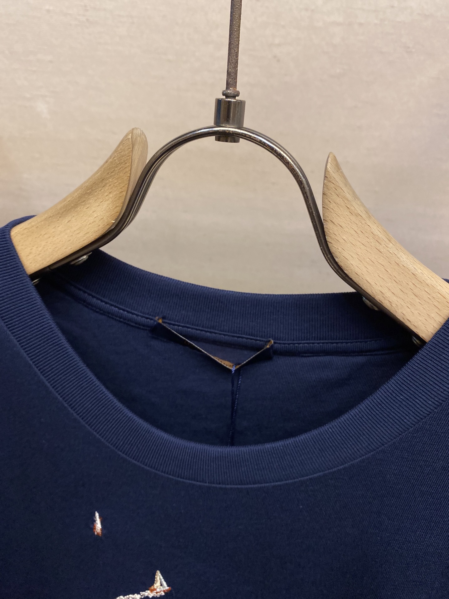 P210🌟🌟 1V25新品 海洋帆船 海军蓝短袖T恤。这款海军蓝浅色棉质 T恤
刺绣LOGO有 V 帆船赛图案 灵感来自该系列跨大西洋邮轮上的繁华港口 胸前精心刺绣的帆船汇聚成一个巨大的 图案 背面则饰有刺绣的签名，非常百搭！

尺码：S-XL