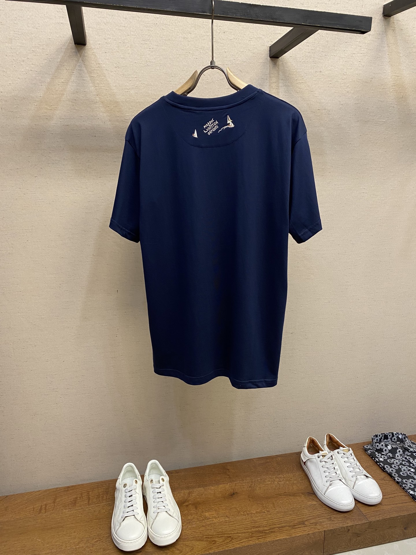 P210🌟🌟 1V25新品 海洋帆船 海军蓝短袖T恤。这款海军蓝浅色棉质 T恤
刺绣LOGO有 V 帆船赛图案 灵感来自该系列跨大西洋邮轮上的繁华港口 胸前精心刺绣的帆船汇聚成一个巨大的 图案 背面则饰有刺绣的签名，非常百搭！

尺码：S-XL