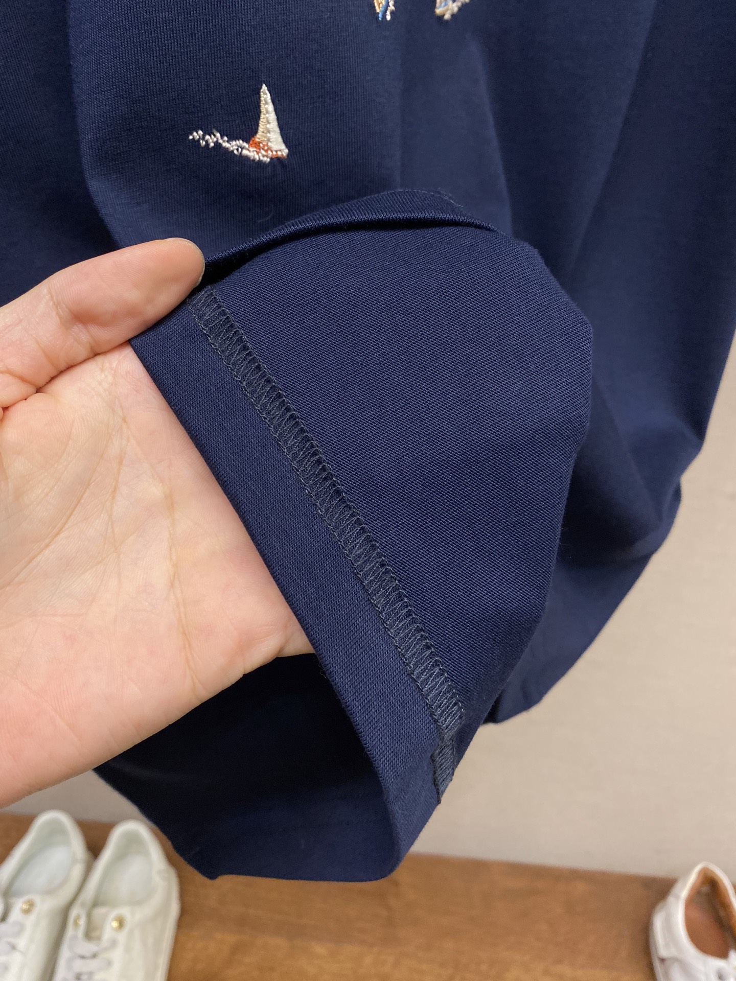 P210🌟🌟 1V25新品 海洋帆船 海军蓝短袖T恤。这款海军蓝浅色棉质 T恤
刺绣LOGO有 V 帆船赛图案 灵感来自该系列跨大西洋邮轮上的繁华港口 胸前精心刺绣的帆船汇聚成一个巨大的 图案 背面则饰有刺绣的签名，非常百搭！

尺码：S-XL