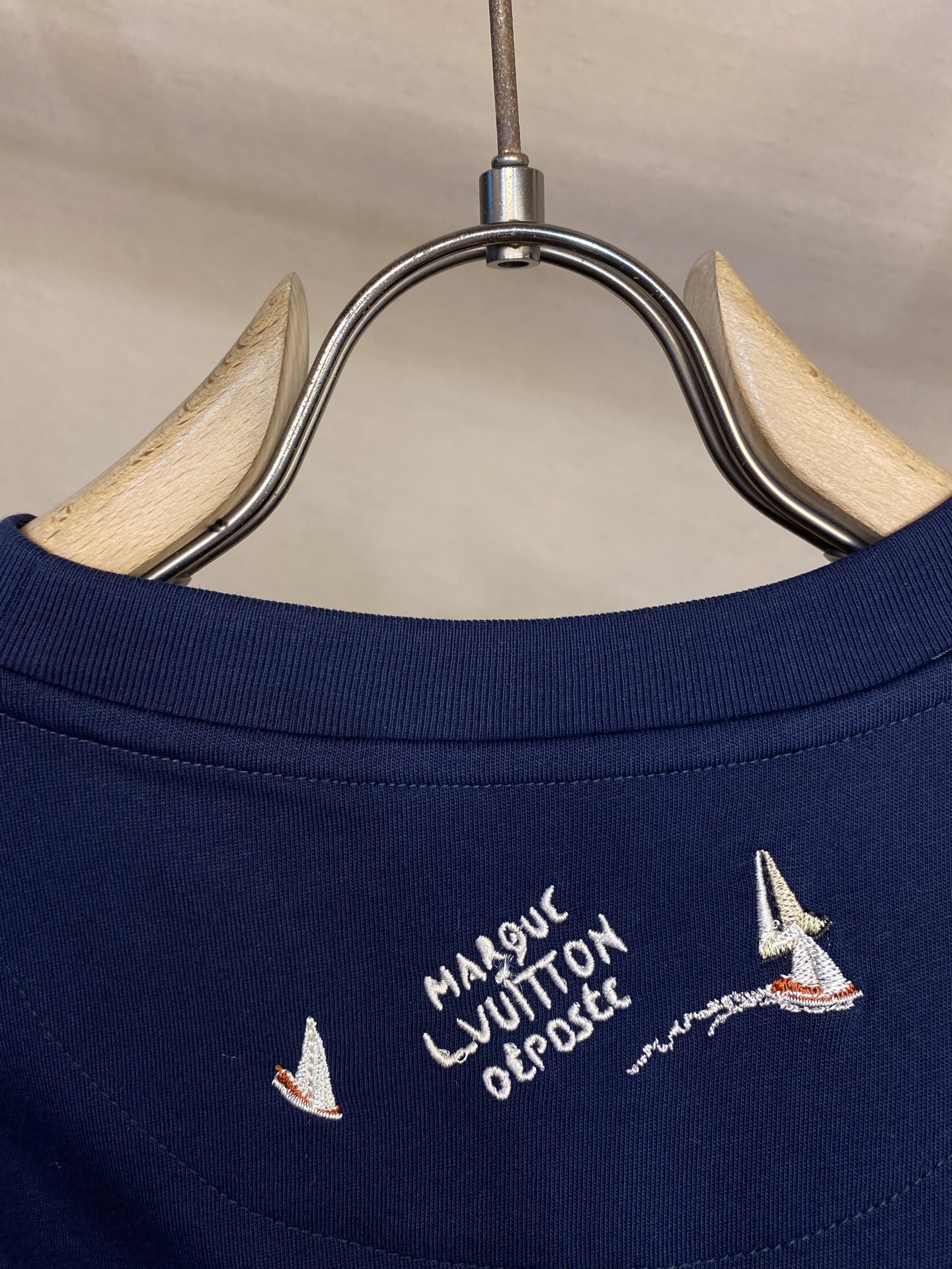 P210🌟🌟 1V25新品 海洋帆船 海军蓝短袖T恤。这款海军蓝浅色棉质 T恤
刺绣LOGO有 V 帆船赛图案 灵感来自该系列跨大西洋邮轮上的繁华港口 胸前精心刺绣的帆船汇聚成一个巨大的 图案 背面则饰有刺绣的签名，非常百搭！

尺码：S-XL