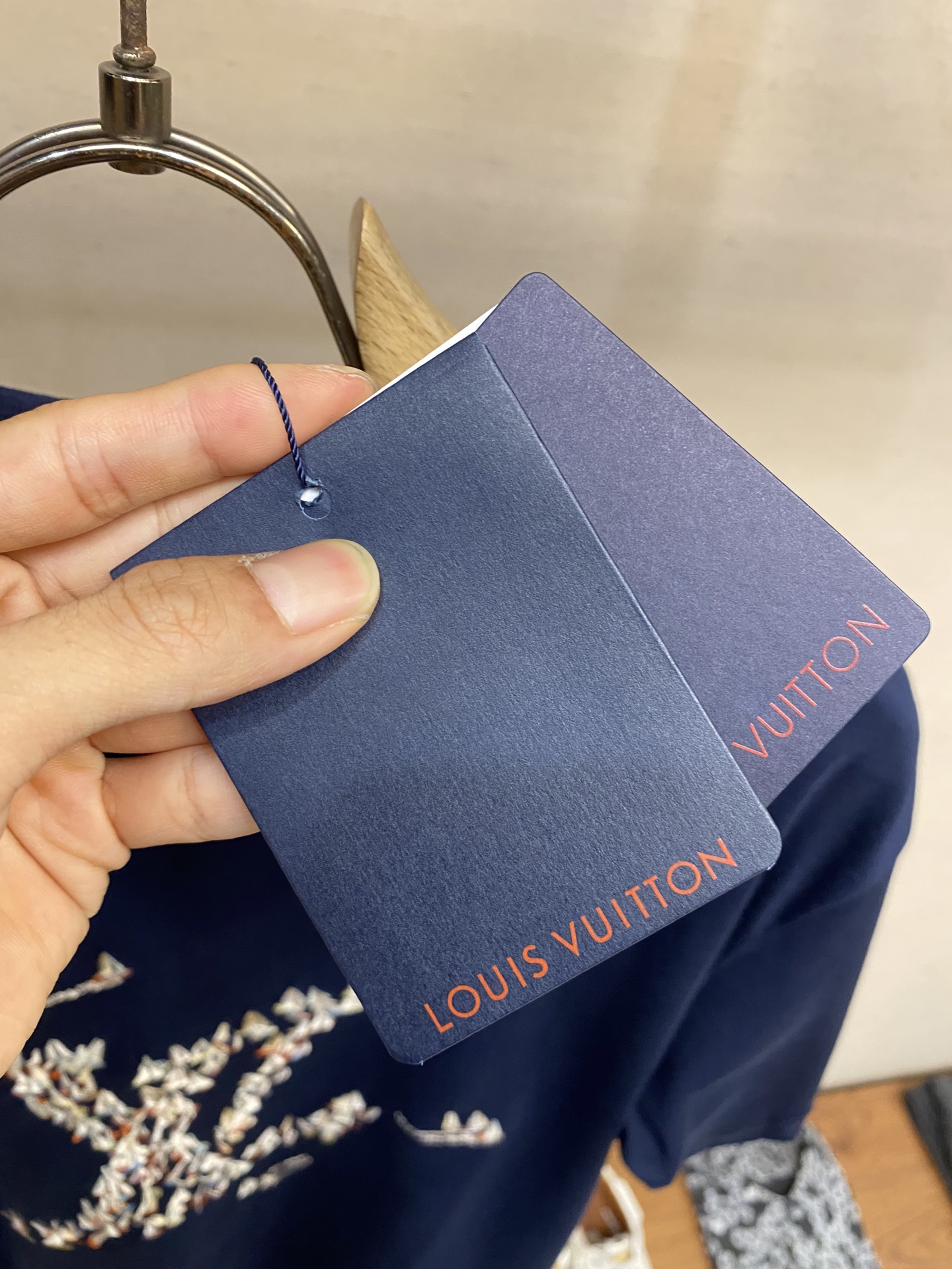 P210🌟🌟 1V25新品 海洋帆船 海军蓝短袖T恤。这款海军蓝浅色棉质 T恤
刺绣LOGO有 V 帆船赛图案 灵感来自该系列跨大西洋邮轮上的繁华港口 胸前精心刺绣的帆船汇聚成一个巨大的 图案 背面则饰有刺绣的签名，非常百搭！

尺码：S-XL