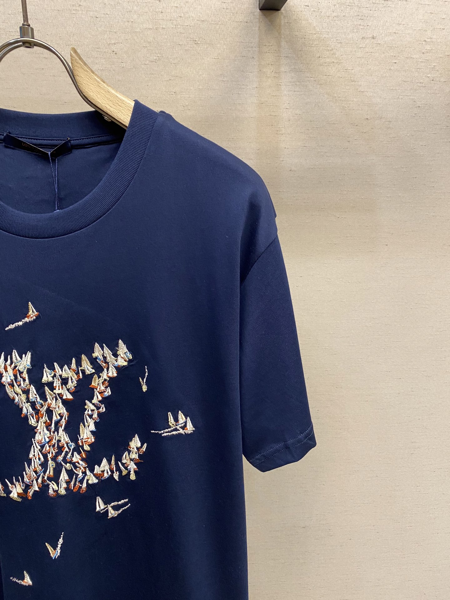 P210🌟🌟 1V25新品 海洋帆船 海军蓝短袖T恤。这款海军蓝浅色棉质 T恤
刺绣LOGO有 V 帆船赛图案 灵感来自该系列跨大西洋邮轮上的繁华港口 胸前精心刺绣的帆船汇聚成一个巨大的 图案 背面则饰有刺绣的签名，非常百搭！

尺码：S-XL