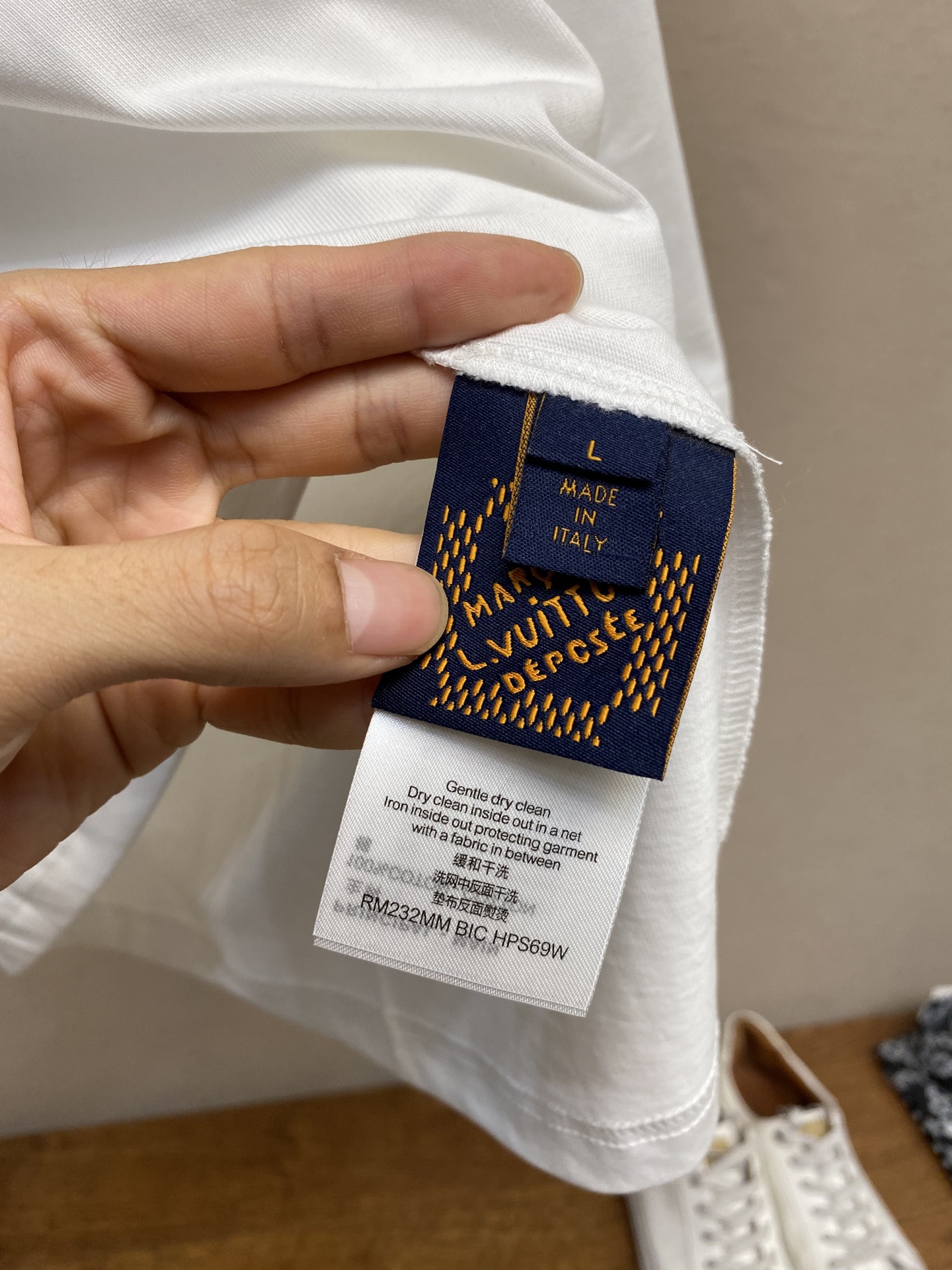 P210🌟🌟1V、徐明浩同款 真是每次出现都是视觉盛宴啊！1V25新品 金线刺绣短袖T恤。非常百搭！

尺码：S-XL