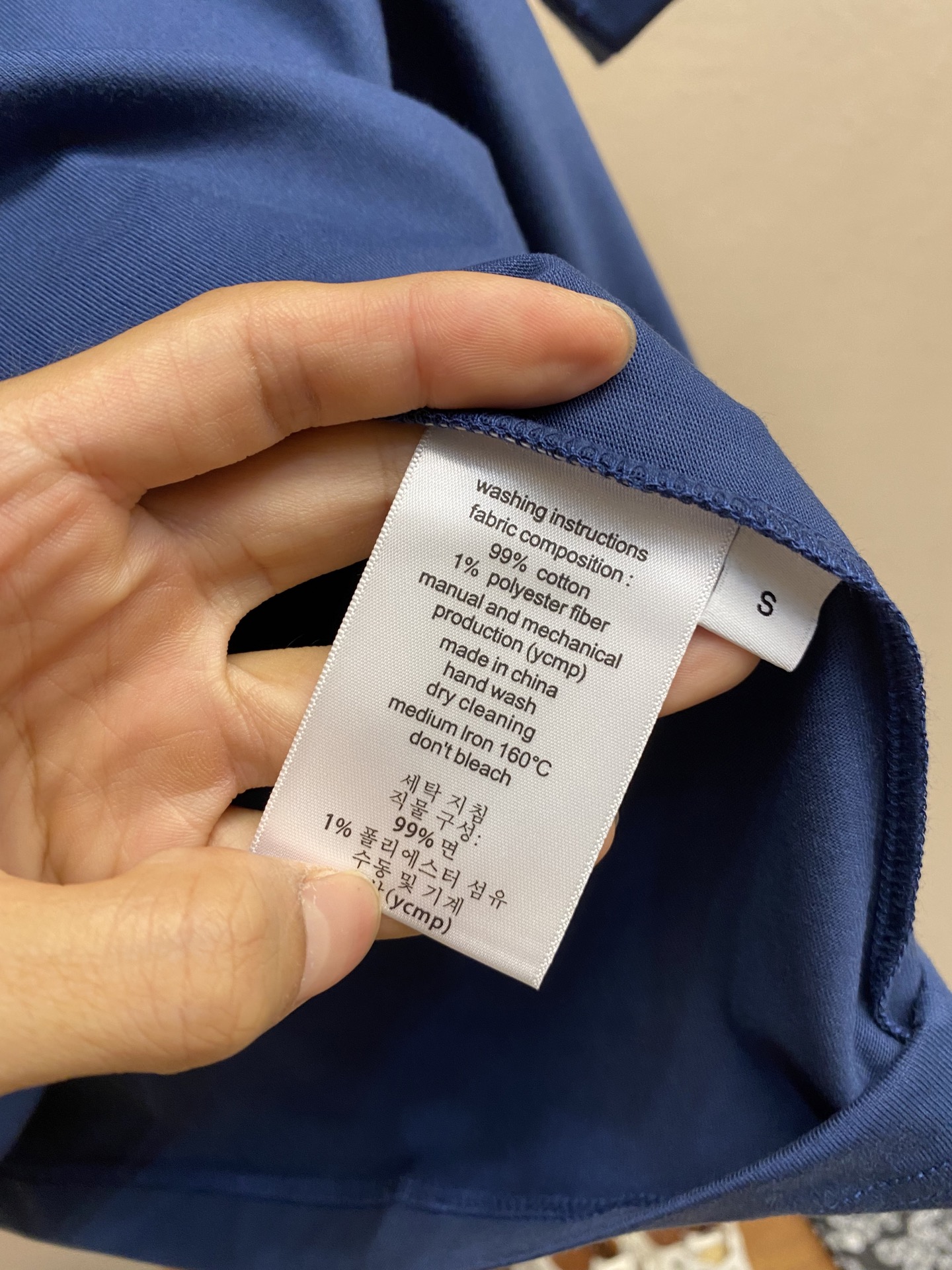 P230🌟🌟Prada、PD大logo毛巾绣蓝色短袖T恤
 这款蓝色毛巾绣短袖，将时尚与质感完美融合。主体采用99%棉搭配1%聚酯纤维，亲肤舒适又不失挺括。胸前“PR**A MILANO” 标志性元素以毛巾绣工艺呈现，立体饱满，彰显品牌格调。简约圆领设计，适配各种身形，无论是搭配休闲短裤还是牛仔裤，都能轻松打造出吸睛的时尚造型，是提升穿搭品味的必备单品。

尺码：XS-L