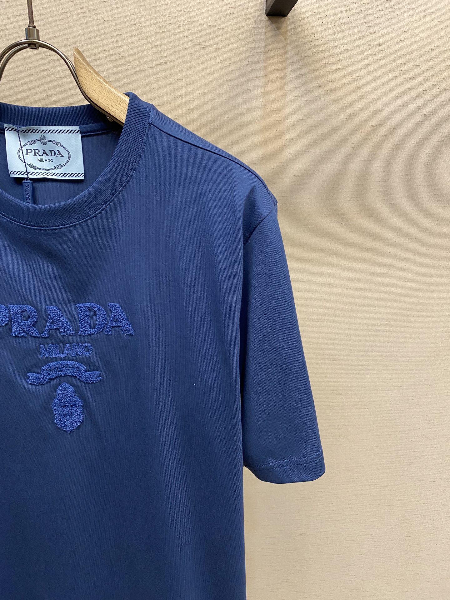 P230🌟🌟Prada、PD大logo毛巾绣蓝色短袖T恤
 这款蓝色毛巾绣短袖，将时尚与质感完美融合。主体采用99%棉搭配1%聚酯纤维，亲肤舒适又不失挺括。胸前“PR**A MILANO” 标志性元素以毛巾绣工艺呈现，立体饱满，彰显品牌格调。简约圆领设计，适配各种身形，无论是搭配休闲短裤还是牛仔裤，都能轻松打造出吸睛的时尚造型，是提升穿搭品味的必备单品。

尺码：XS-L