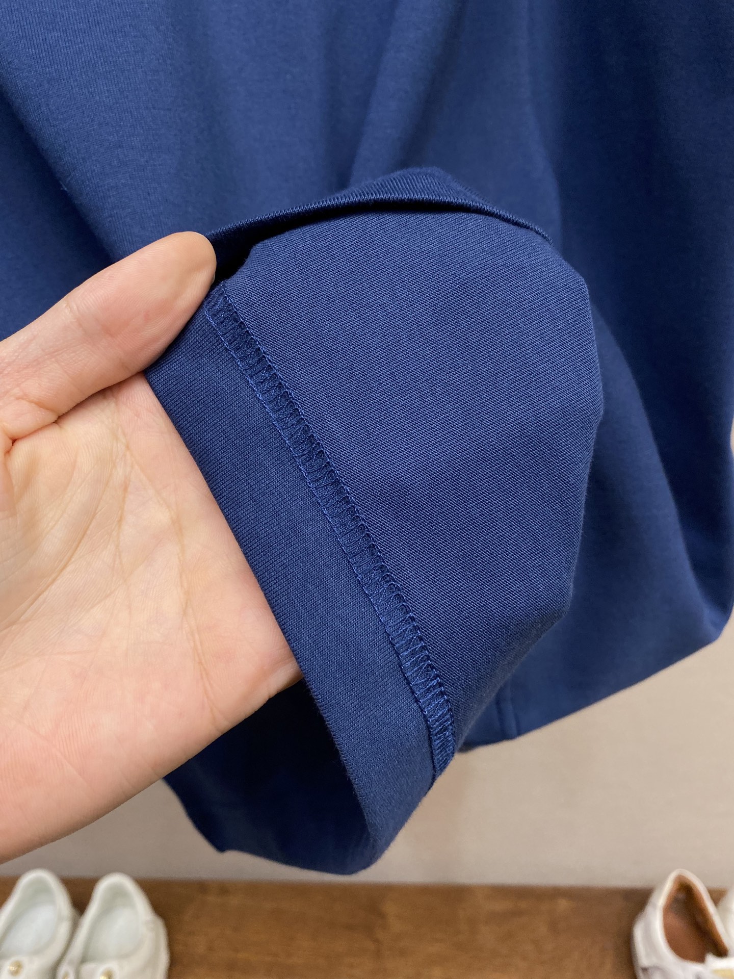 P230🌟🌟Prada、PD大logo毛巾绣蓝色短袖T恤
 这款蓝色毛巾绣短袖，将时尚与质感完美融合。主体采用99%棉搭配1%聚酯纤维，亲肤舒适又不失挺括。胸前“PR**A MILANO” 标志性元素以毛巾绣工艺呈现，立体饱满，彰显品牌格调。简约圆领设计，适配各种身形，无论是搭配休闲短裤还是牛仔裤，都能轻松打造出吸睛的时尚造型，是提升穿搭品味的必备单品。

尺码：XS-L