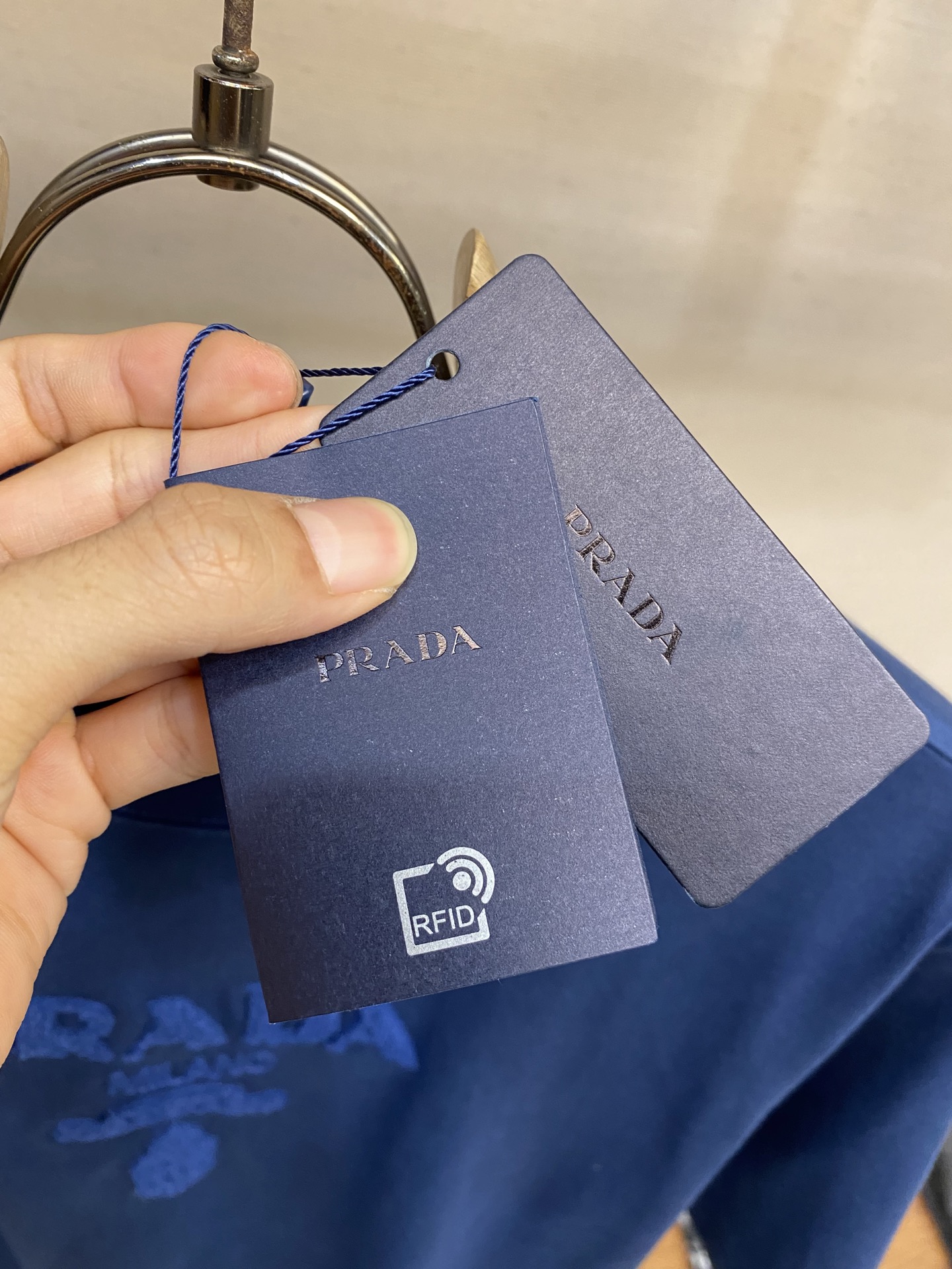 P230🌟🌟Prada、PD大logo毛巾绣蓝色短袖T恤
 这款蓝色毛巾绣短袖，将时尚与质感完美融合。主体采用99%棉搭配1%聚酯纤维，亲肤舒适又不失挺括。胸前“PR**A MILANO” 标志性元素以毛巾绣工艺呈现，立体饱满，彰显品牌格调。简约圆领设计，适配各种身形，无论是搭配休闲短裤还是牛仔裤，都能轻松打造出吸睛的时尚造型，是提升穿搭品味的必备单品。

尺码：XS-L