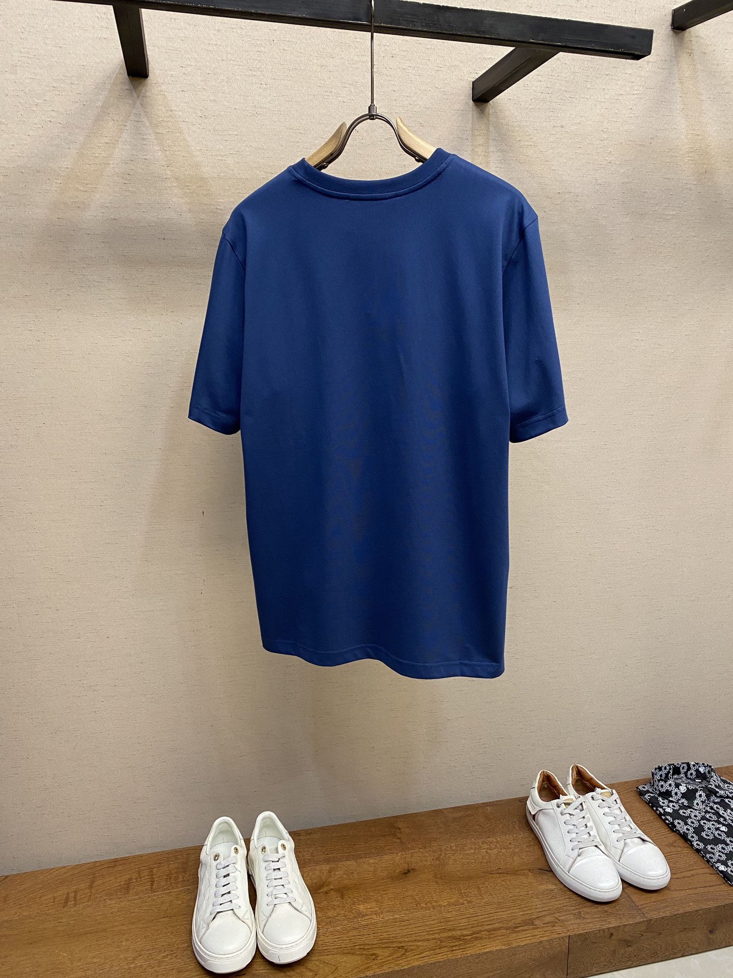 P230🌟🌟Prada、PD大logo毛巾绣蓝色短袖T恤
 这款蓝色毛巾绣短袖，将时尚与质感完美融合。主体采用99%棉搭配1%聚酯纤维，亲肤舒适又不失挺括。胸前“PR**A MILANO” 标志性元素以毛巾绣工艺呈现，立体饱满，彰显品牌格调。简约圆领设计，适配各种身形，无论是搭配休闲短裤还是牛仔裤，都能轻松打造出吸睛的时尚造型，是提升穿搭品味的必备单品。

尺码：XS-L