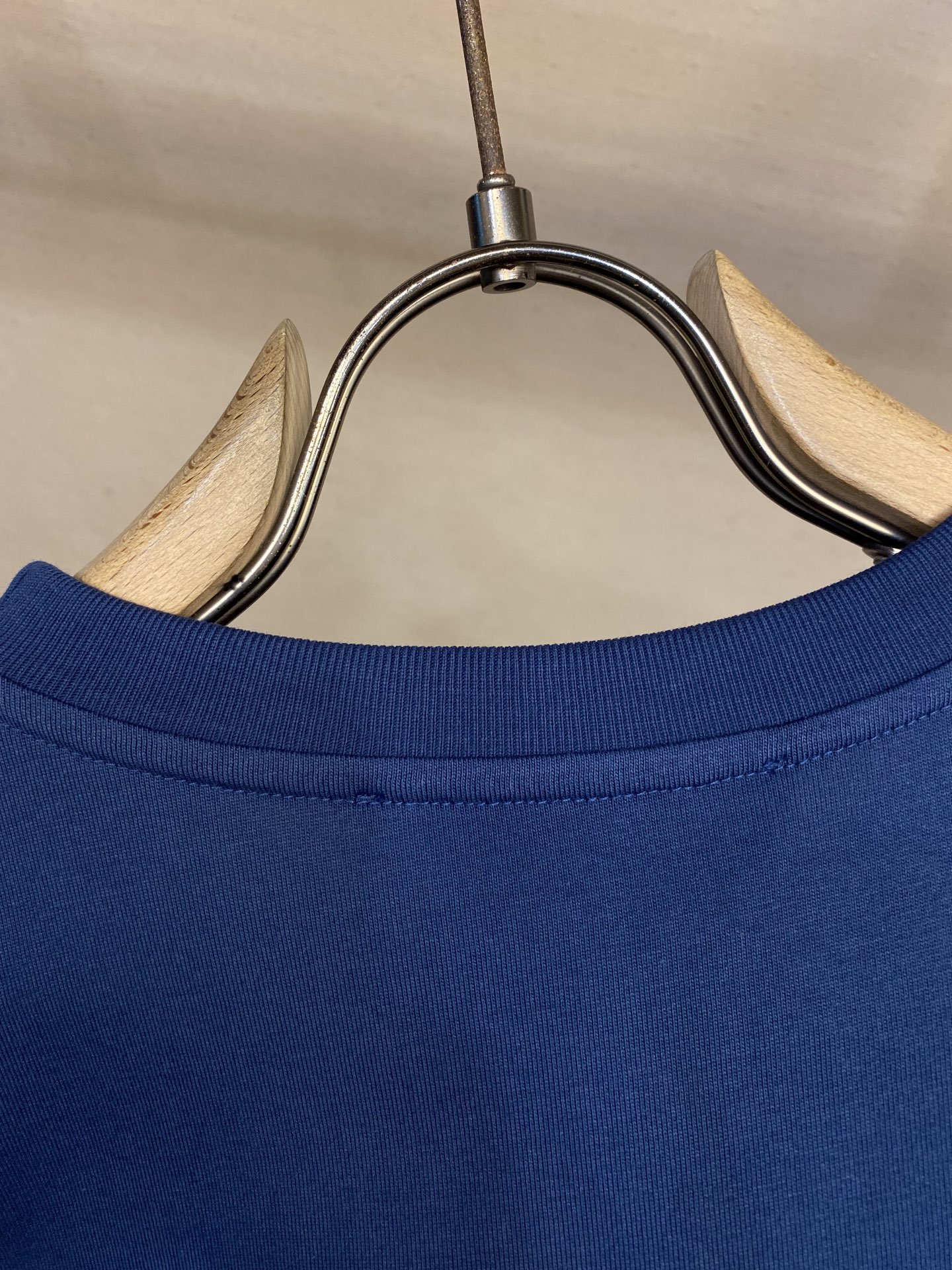 P230🌟🌟Prada、PD大logo毛巾绣蓝色短袖T恤
 这款蓝色毛巾绣短袖，将时尚与质感完美融合。主体采用99%棉搭配1%聚酯纤维，亲肤舒适又不失挺括。胸前“PR**A MILANO” 标志性元素以毛巾绣工艺呈现，立体饱满，彰显品牌格调。简约圆领设计，适配各种身形，无论是搭配休闲短裤还是牛仔裤，都能轻松打造出吸睛的时尚造型，是提升穿搭品味的必备单品。

尺码：XS-L