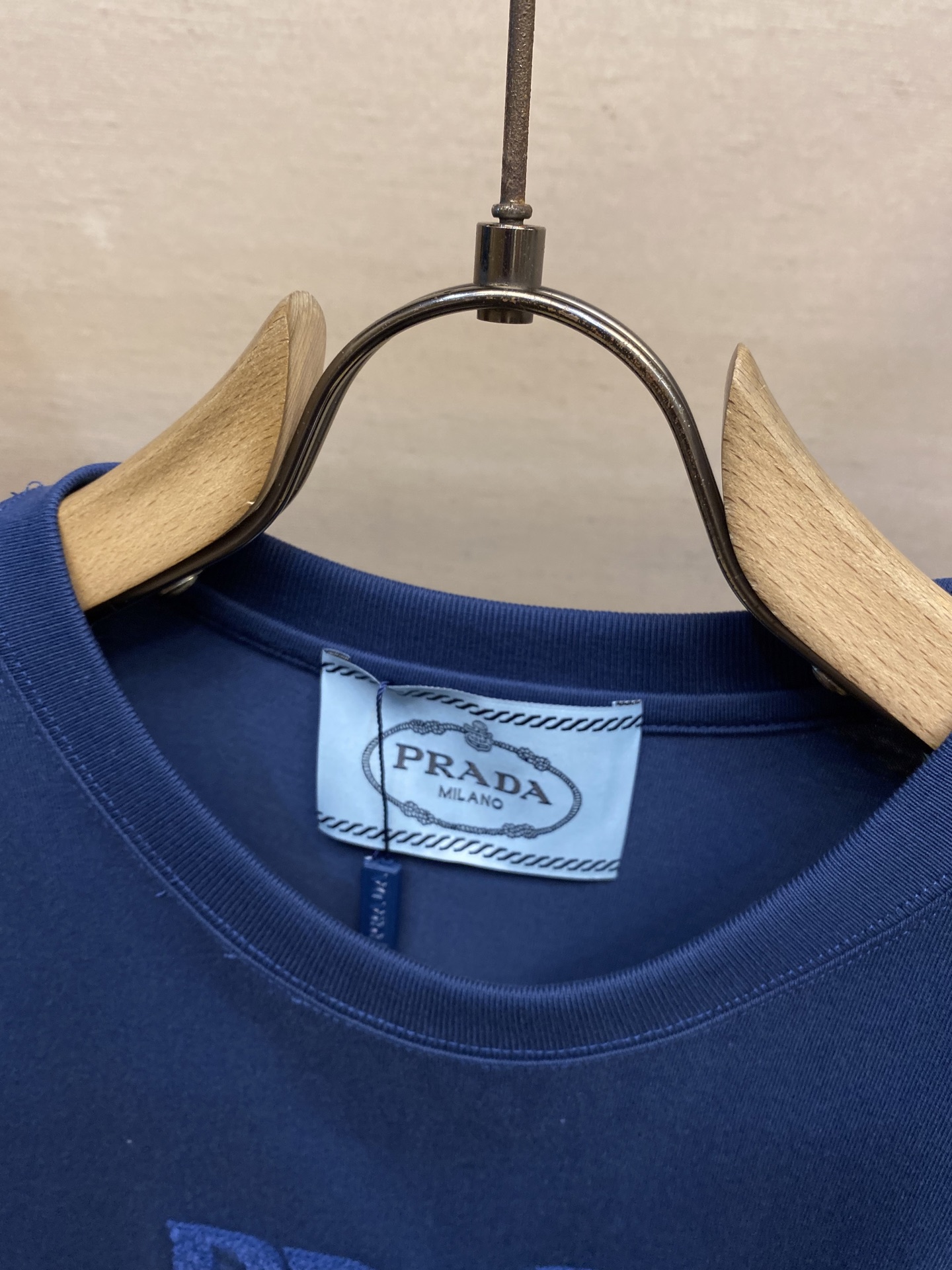 P230🌟🌟Prada、PD大logo毛巾绣蓝色短袖T恤
 这款蓝色毛巾绣短袖，将时尚与质感完美融合。主体采用99%棉搭配1%聚酯纤维，亲肤舒适又不失挺括。胸前“PR**A MILANO” 标志性元素以毛巾绣工艺呈现，立体饱满，彰显品牌格调。简约圆领设计，适配各种身形，无论是搭配休闲短裤还是牛仔裤，都能轻松打造出吸睛的时尚造型，是提升穿搭品味的必备单品。

尺码：XS-L