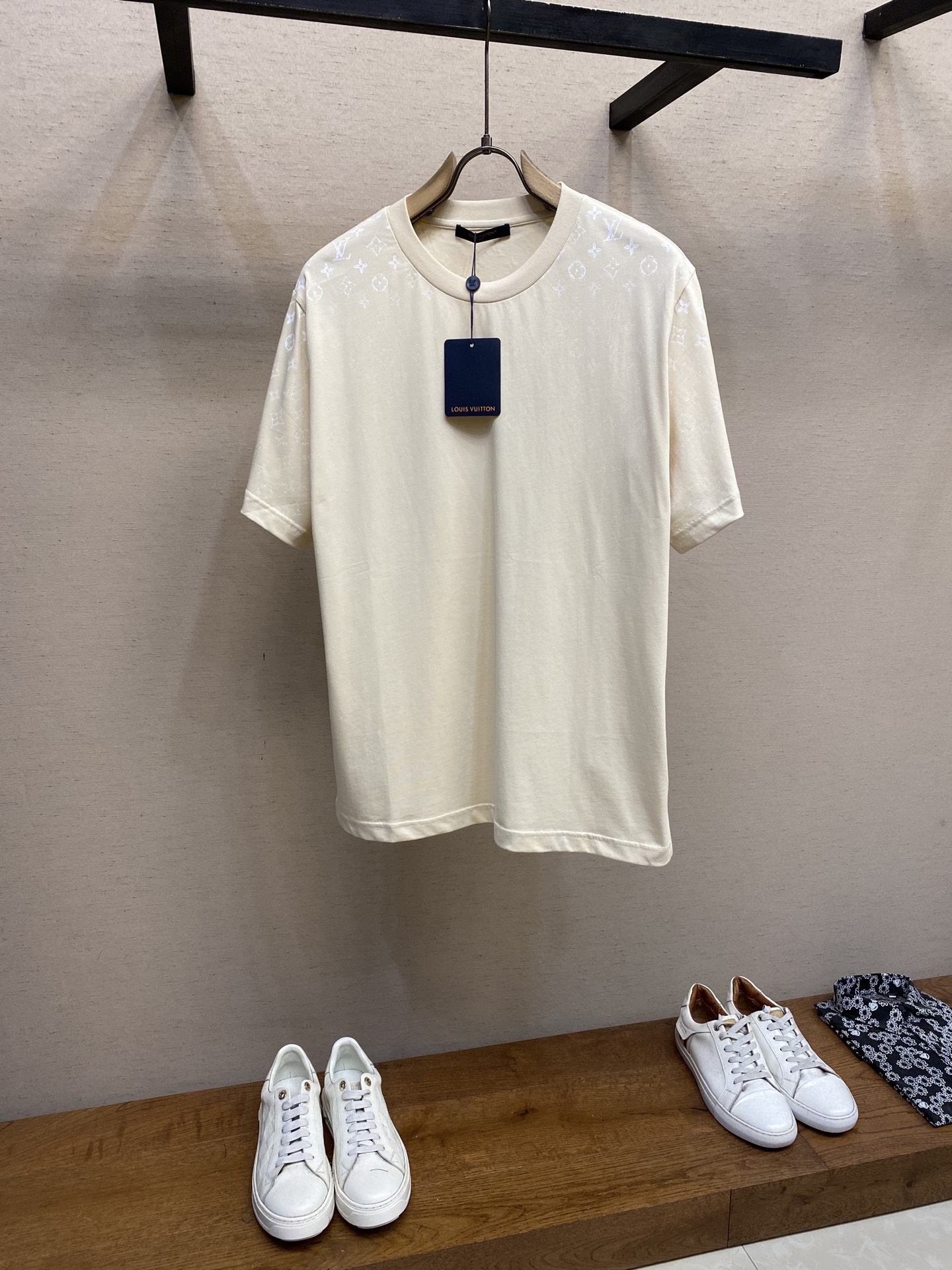 🌟🌟 1V路易家FW Monogram 渐变印花棉质短袖T恤 本款 T 恤取材轻盈棉质针织，展现渐变 M