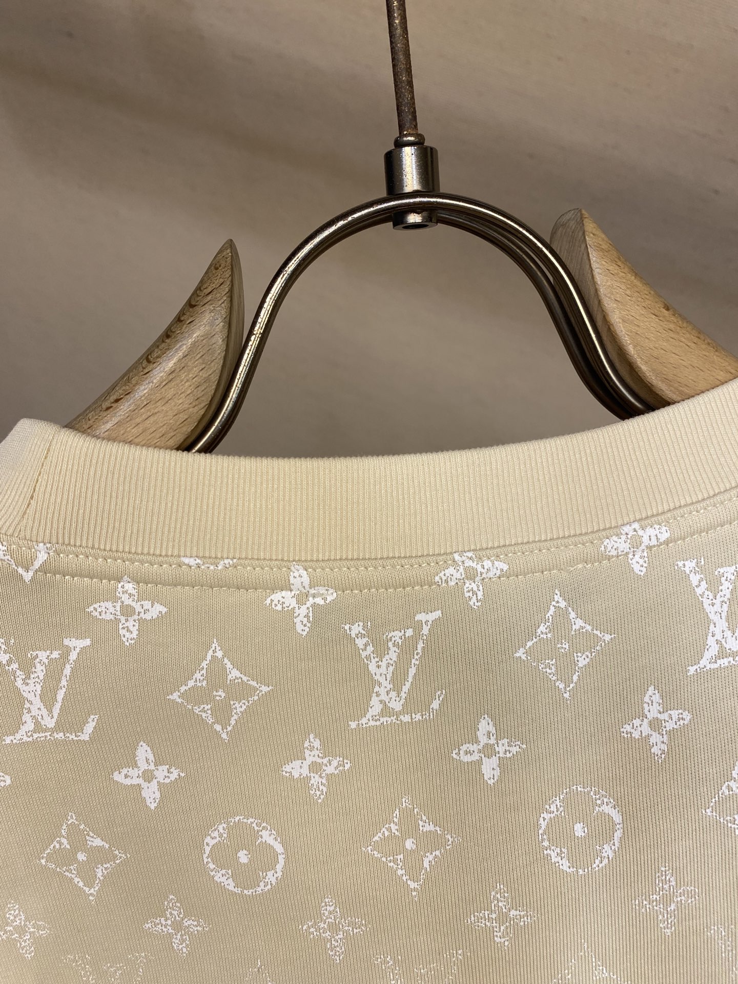 🌟🌟 1V路易家FW Monogram 渐变印花棉质短袖T恤 本款 T 恤取材轻盈棉质针织，展现渐变 M