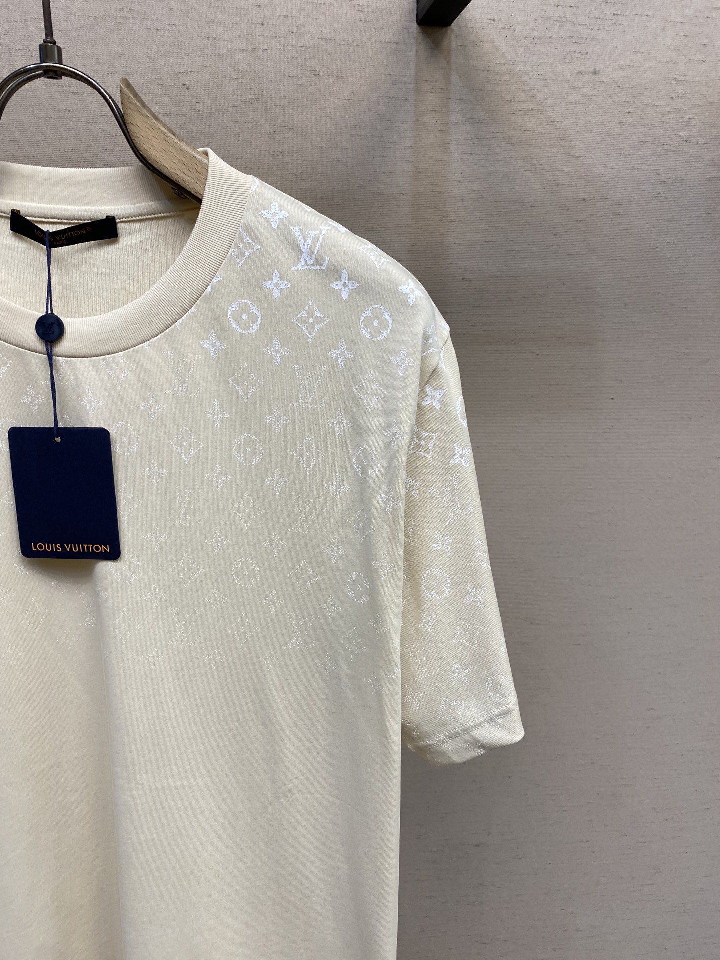 🌟🌟 1V路易家FW Monogram 渐变印花棉质短袖T恤 本款 T 恤取材轻盈棉质针织，展现渐变 M