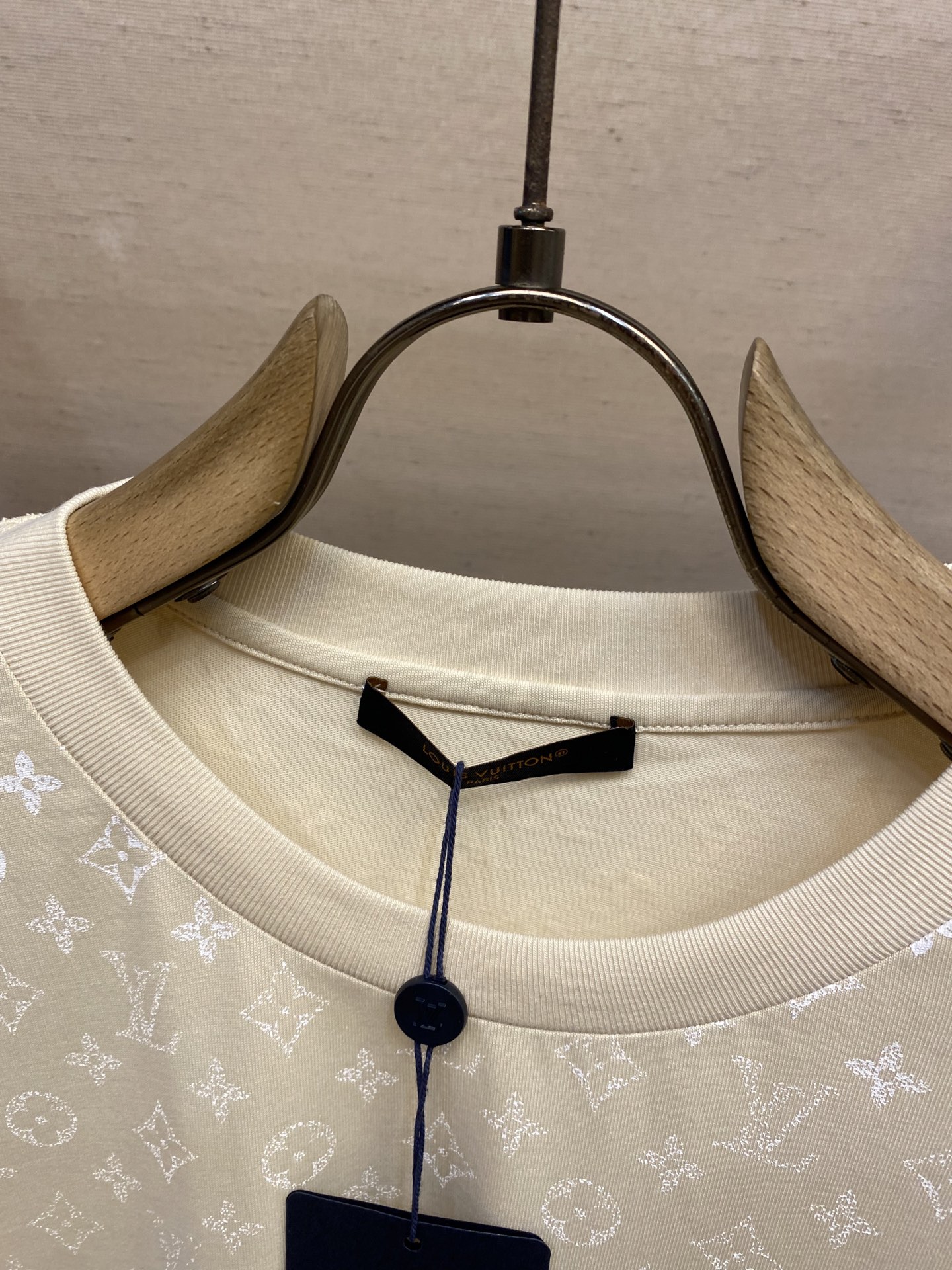 🌟🌟 1V路易家FW Monogram 渐变印花棉质短袖T恤 本款 T 恤取材轻盈棉质针织，展现渐变 M