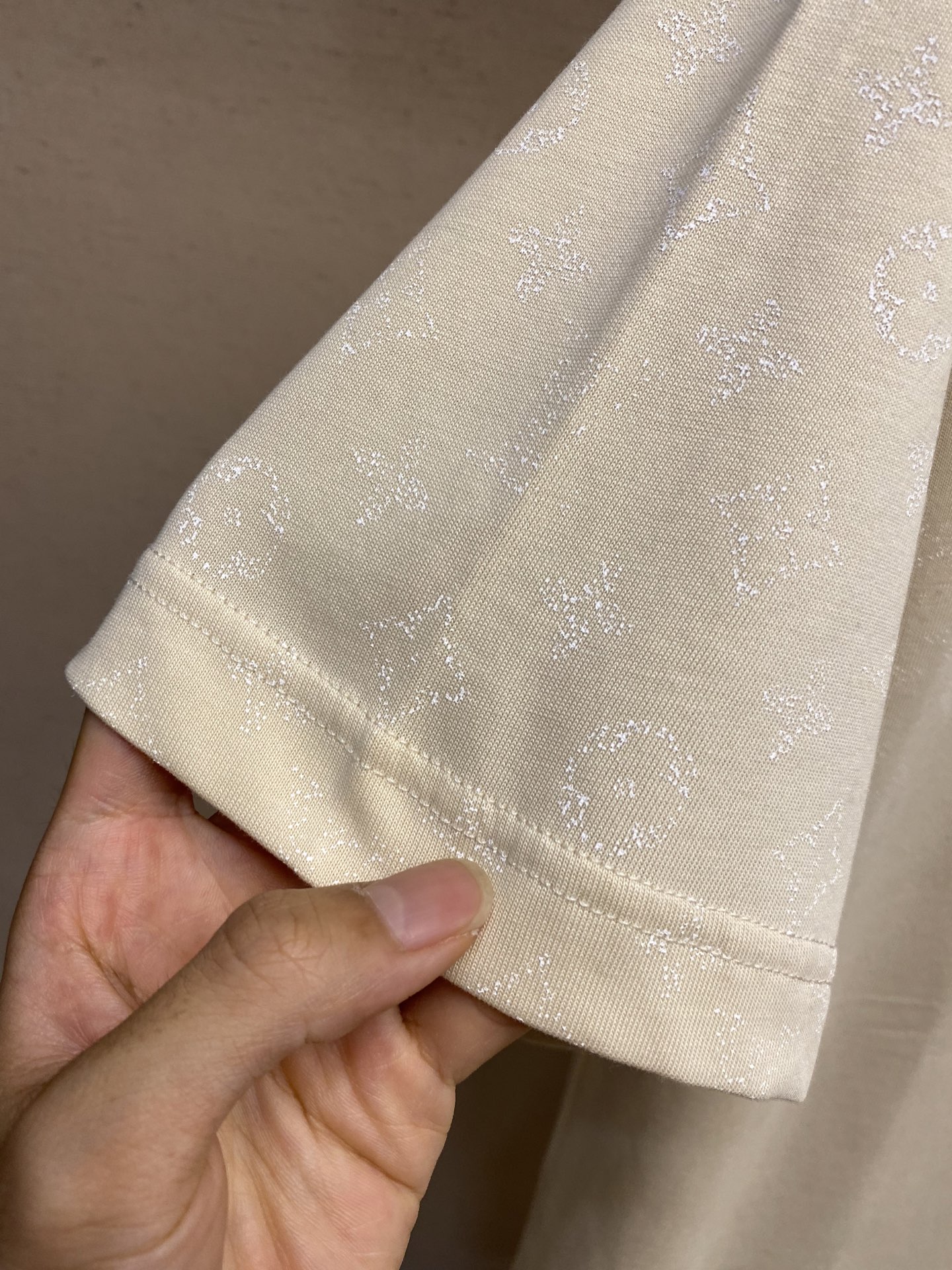 🌟🌟 1V路易家FW Monogram 渐变印花棉质短袖T恤 本款 T 恤取材轻盈棉质针织，展现渐变 M