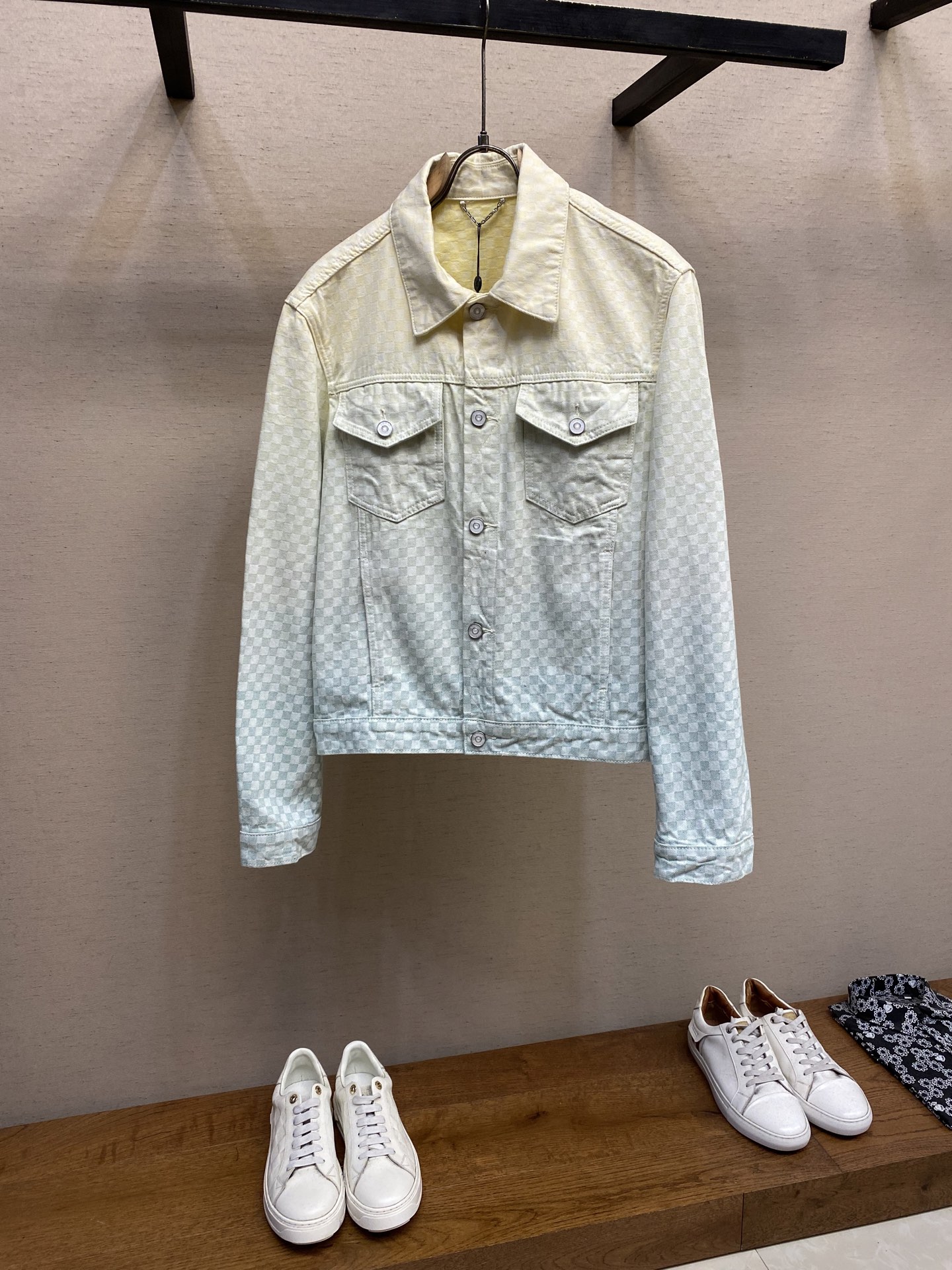 NO:514059,1V new gradient mosaic denim Damier jacquard pattern presents a light gradient, blowing a fresh summer atmosphere. Behind the nubby Damier label, pearlescent metal buttons show Dandy style!  Size S-XL, alexander wang198609091V 新款渐变色马赛克牛仔 Damier 提花织纹呈现淡雅渐变,吹拂清新夏日气息.正绒面革 Damier 标签栖身背后,珠光金属纽扣彰显丹迪风尚！ 尺码S-XL,,alexander wang,Men's clothing